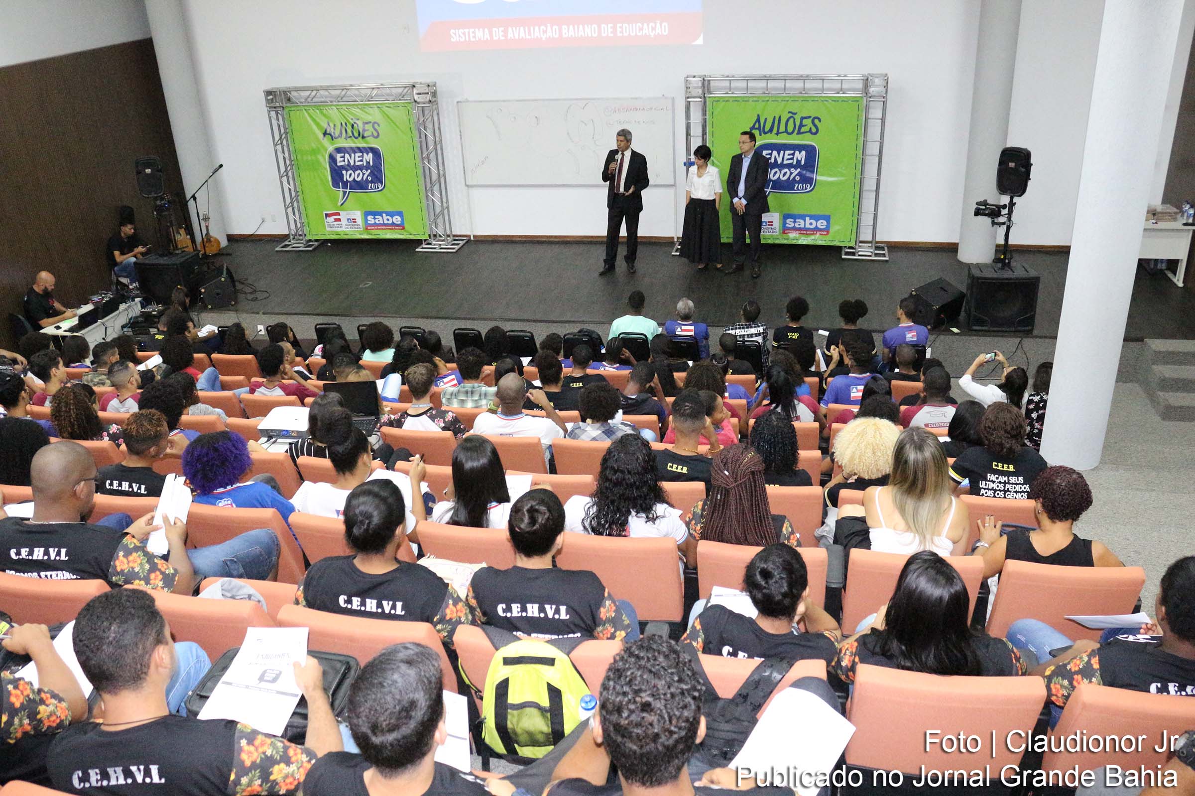 A aula de abertura contou com as presenças do secretário Jerônimo Rodrigues. Para alcançar o maior número de estudantes da rede, os aulões estão sendo transmitidos, ao vivo, pelo Portal da Educação.