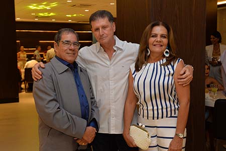 Completando idade nova, hoje e amanhã o doutor em Otorrinolaringologia Washington Almeida e sua mulher Bebel Almeida, ladeados pelo Larangeira.