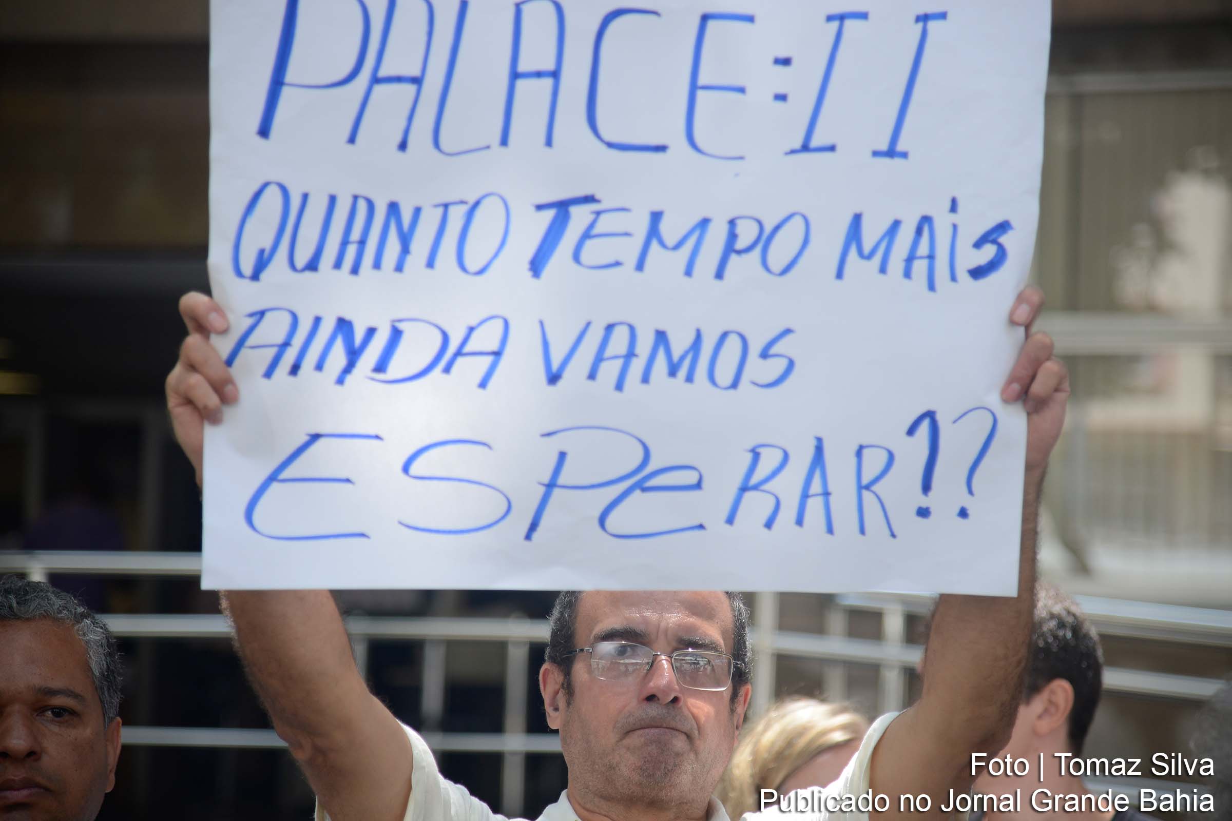 Morador do edifício Palace II, que ruiu no Rio de janeiro, protesta por justiça.