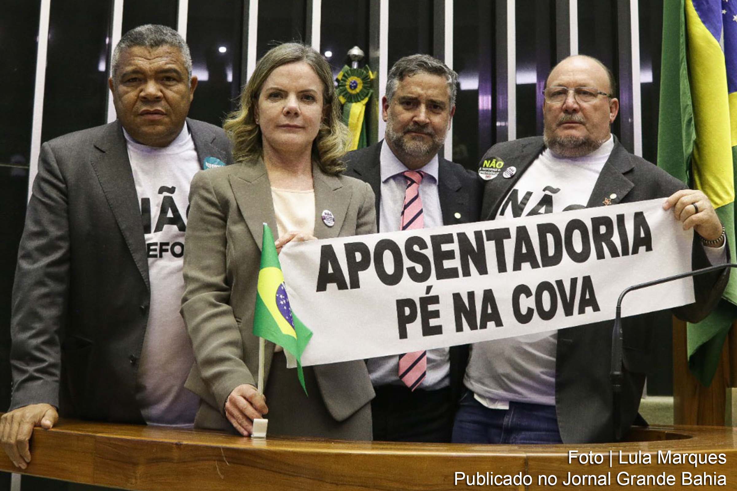 Parlamentares do PT protestam contra a Reforma da Previdência, aprovada em 1º turno pela Câmara. dos Deputados.