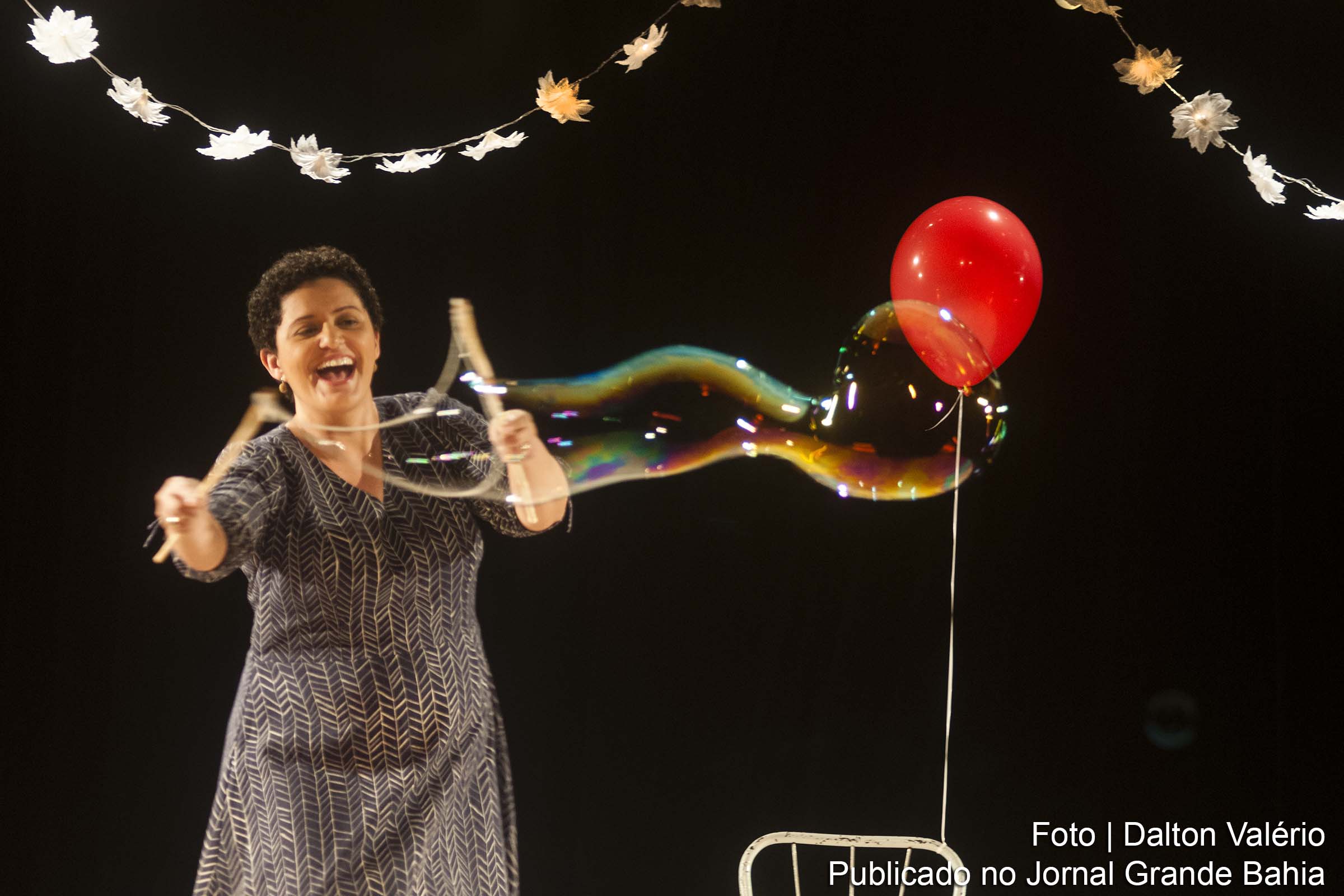 Cena do espetáculo' Zilda Arns A dona dos lírios'.