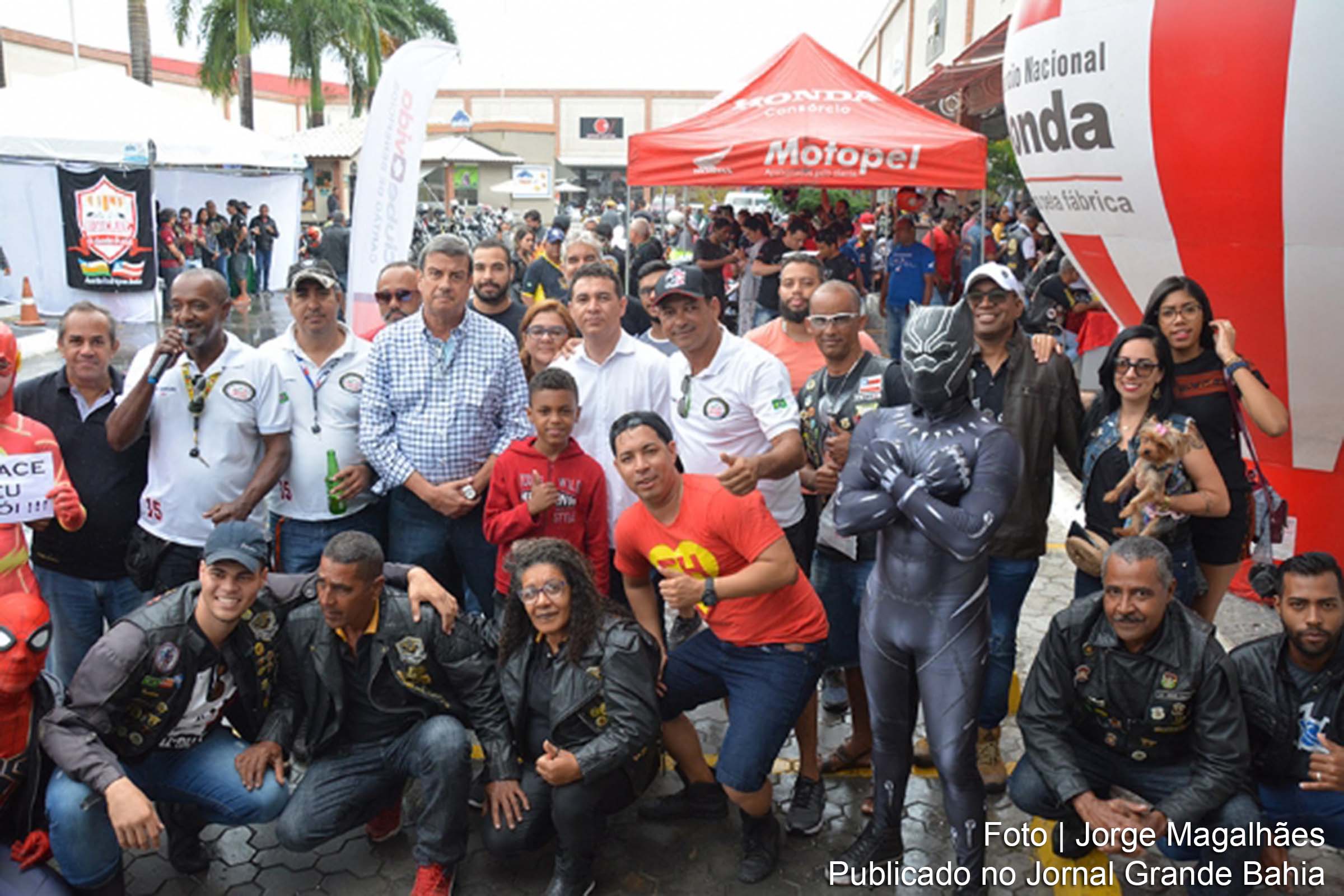 Prefeito Colbert Martins Filho recepcionou integrantes de vários motoclubes da Bahia, durante a confraternização no Shopping Milênio, na Avenida Fraga Maia.