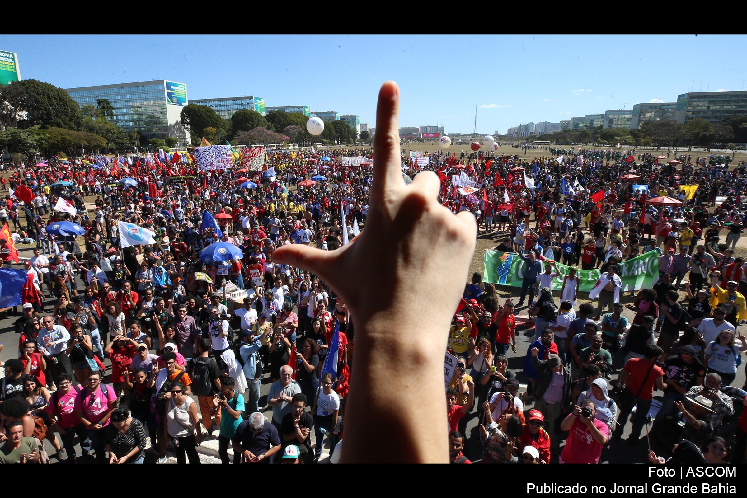Em passeata, 15 mil participantes do 57º Congresso da UNE promovem protesto contra cortes na educação, decorrente de medidas do Desgoverno Bolsonaro.