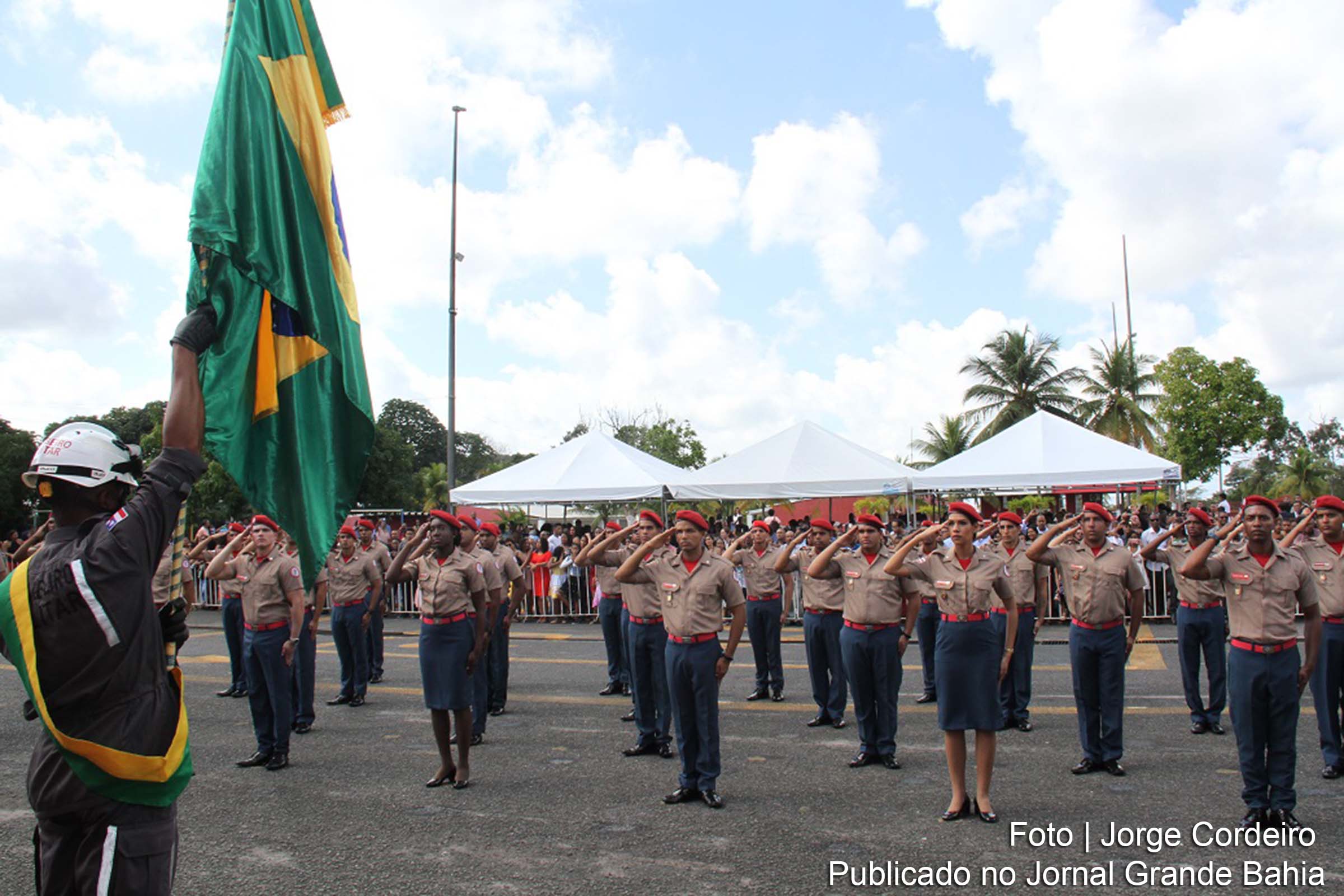 Formação de quarenta e cinco soldados do Corpo de Bombeiros Militar da Bahia.