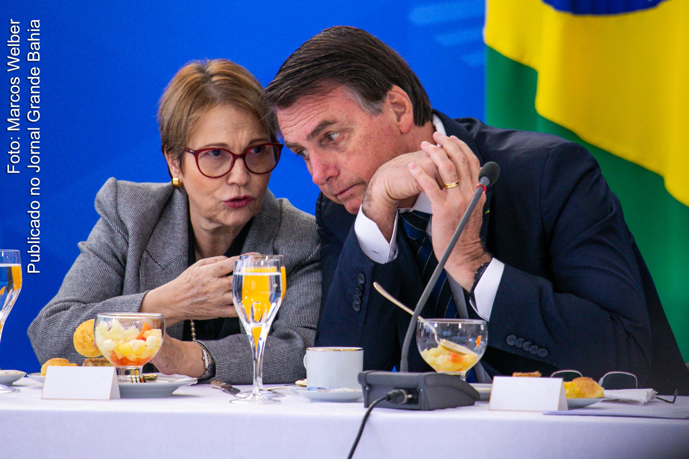 Ministra da Agricultura Tereza Cristina e Jair Bolsonaro, presidente da República. Política de degradação ambiental para expansão agrícola resulta em genocídio da natureza.