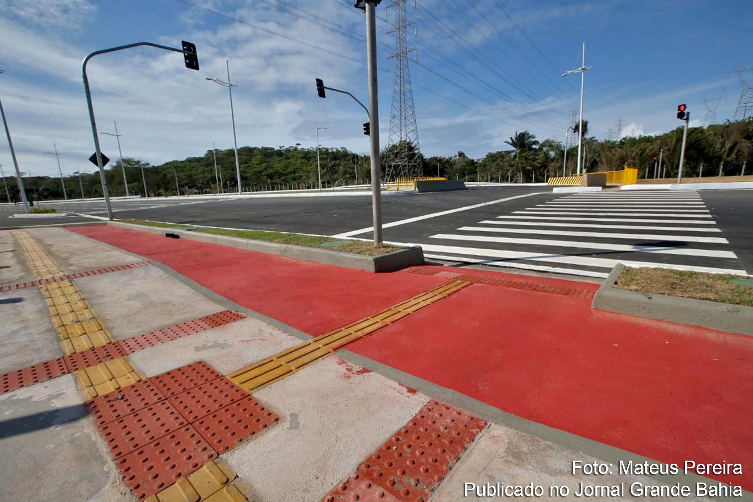 Modelo de ciclovia conjugado com calçada e sinalização vertical e horizontal.