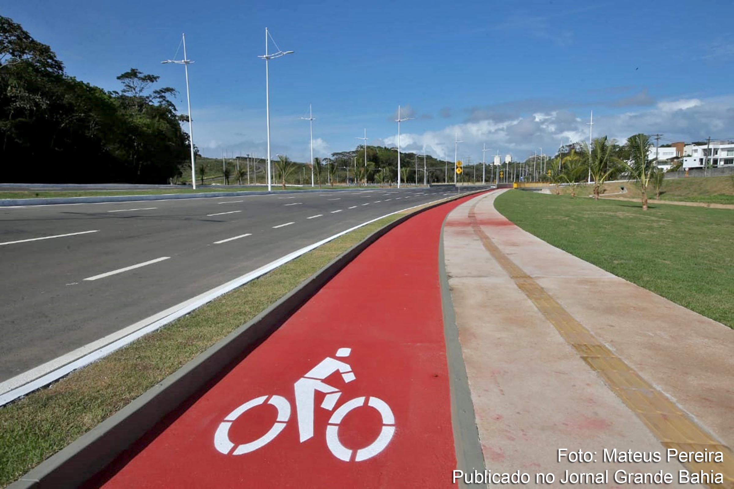 Modelo de calçada conjugado com ciclovia e sinalização vertical e horizontal.