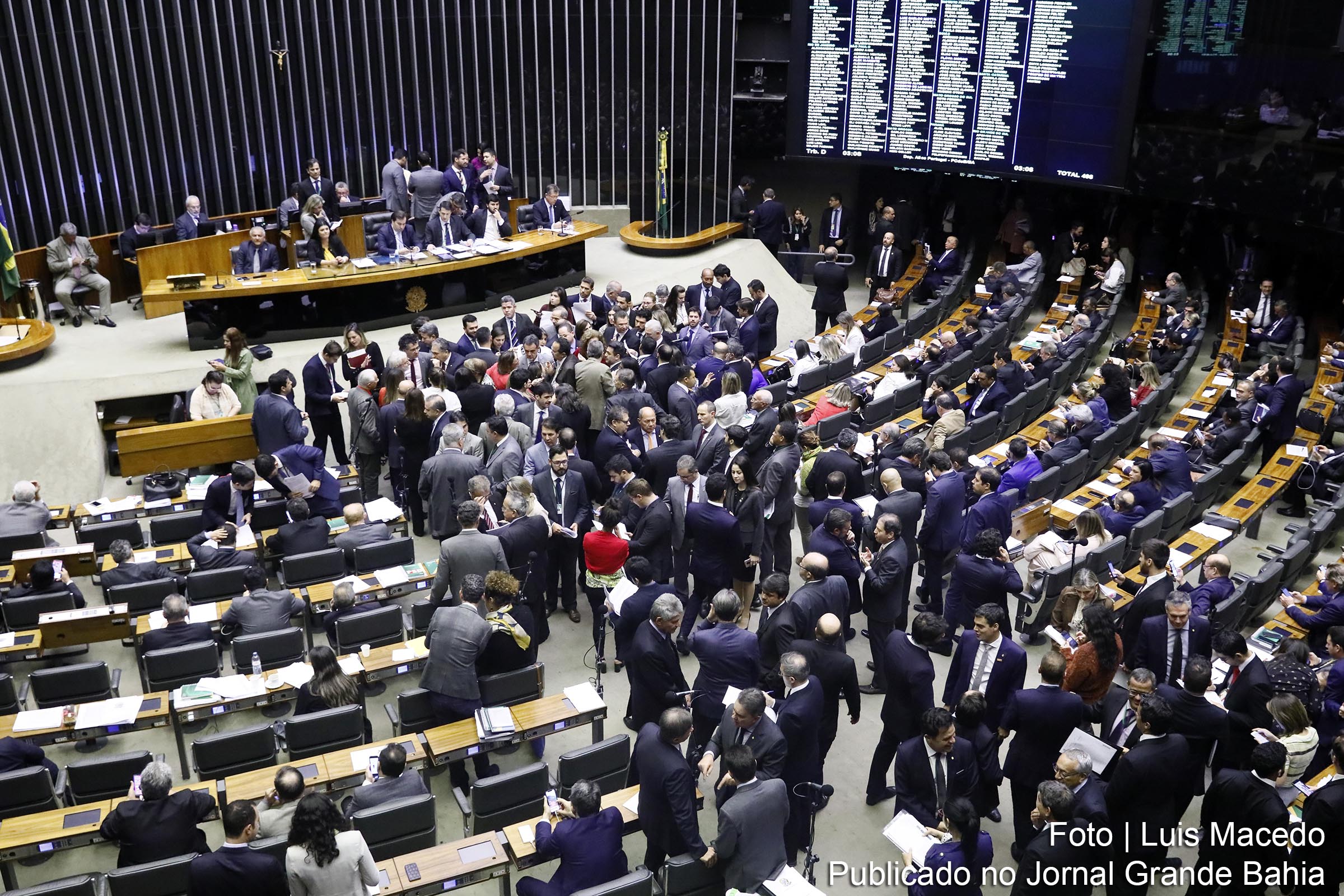 Deputados aprovaram a diminuição da idade para aposentadoria de policiais federais, policiais civis do DF e agentes penitenciários federais que cumprirem regra de pedágio de 100% do tempo de contribuição que faltar para se aposentar.