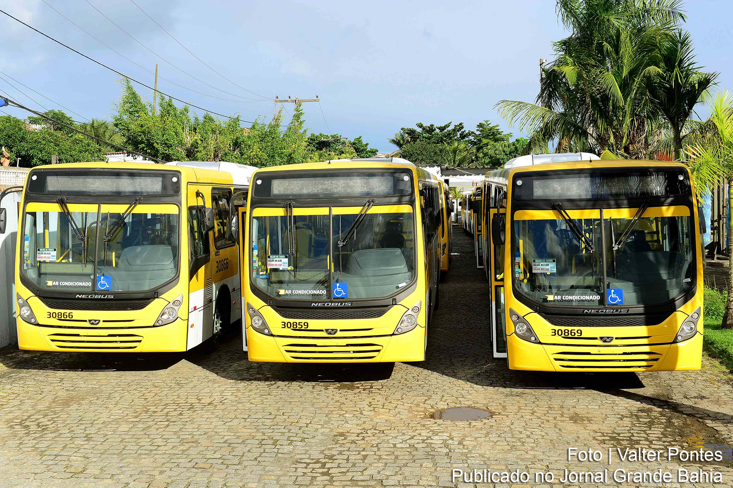 Novos ônibus com ar-condicionado circulam em benefício da população, conforme Termo de Ajustamento de Conduta assinado entre a Prefeitura, Ministério Público da Bahia e empresários do setor.