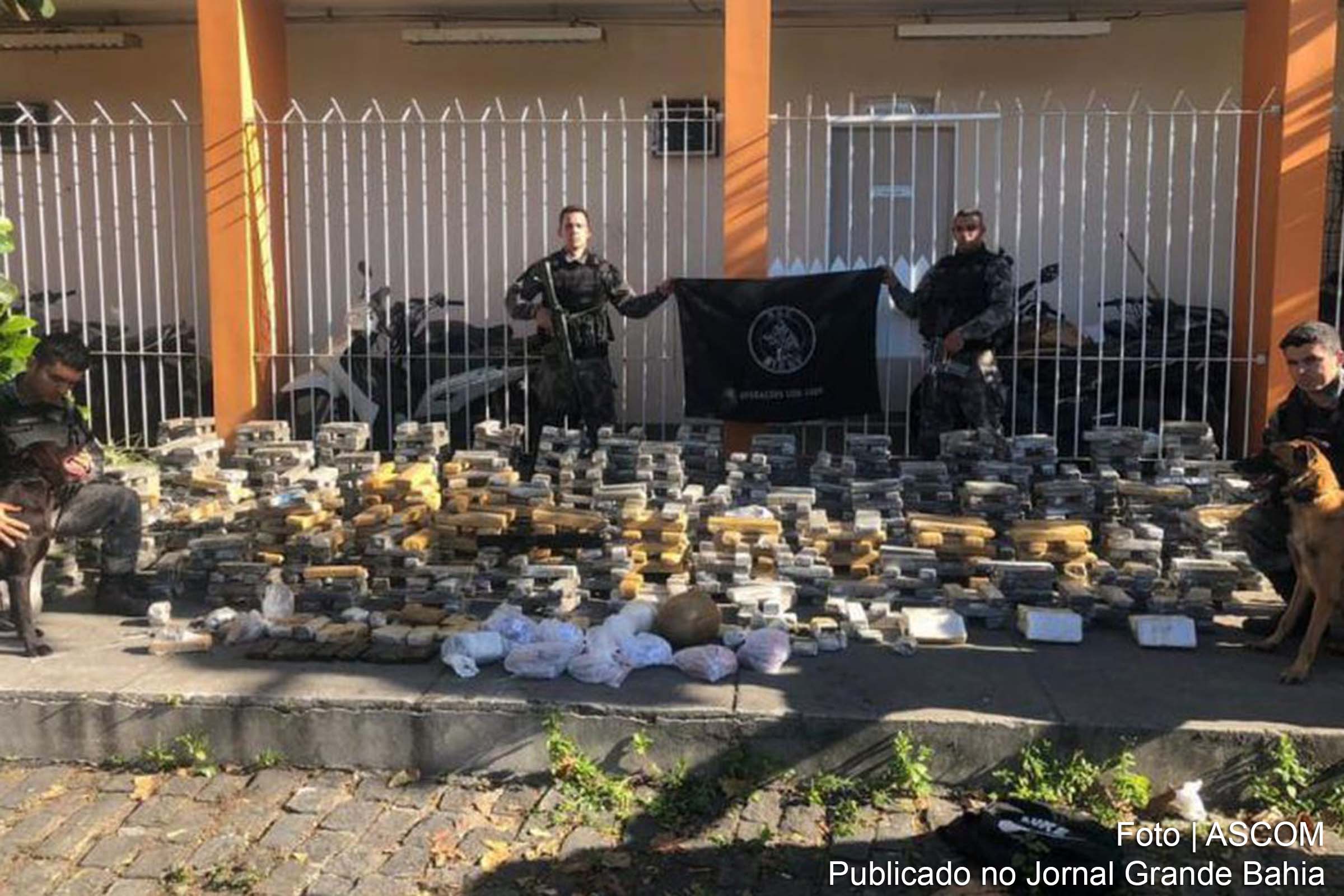 Operação apreende 2,5 t de drogas e prende 16 pessoas no Rio de Janeiro.