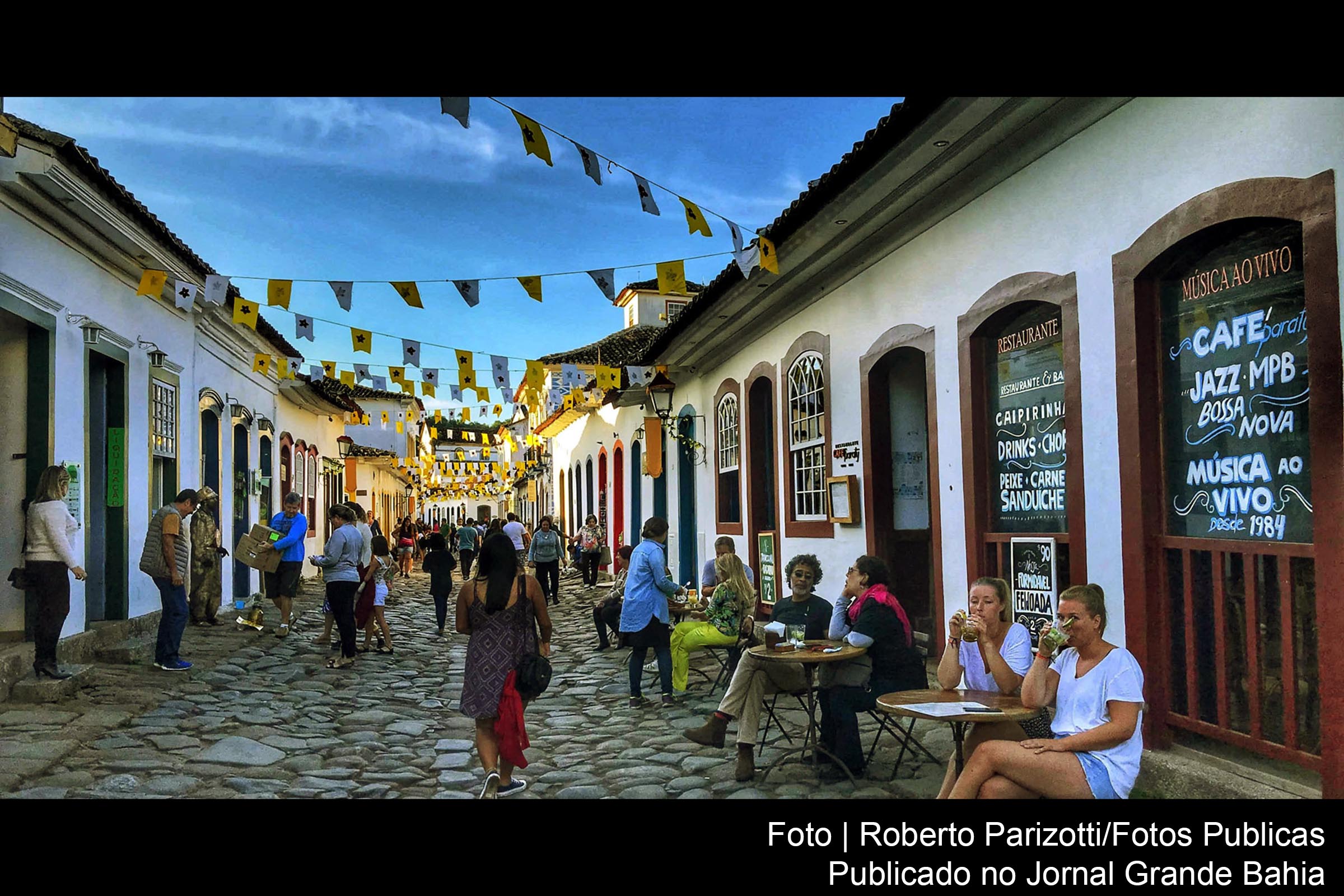 Paraty sedia 17ª edição da Festa Literária Internacional (FLIP).
