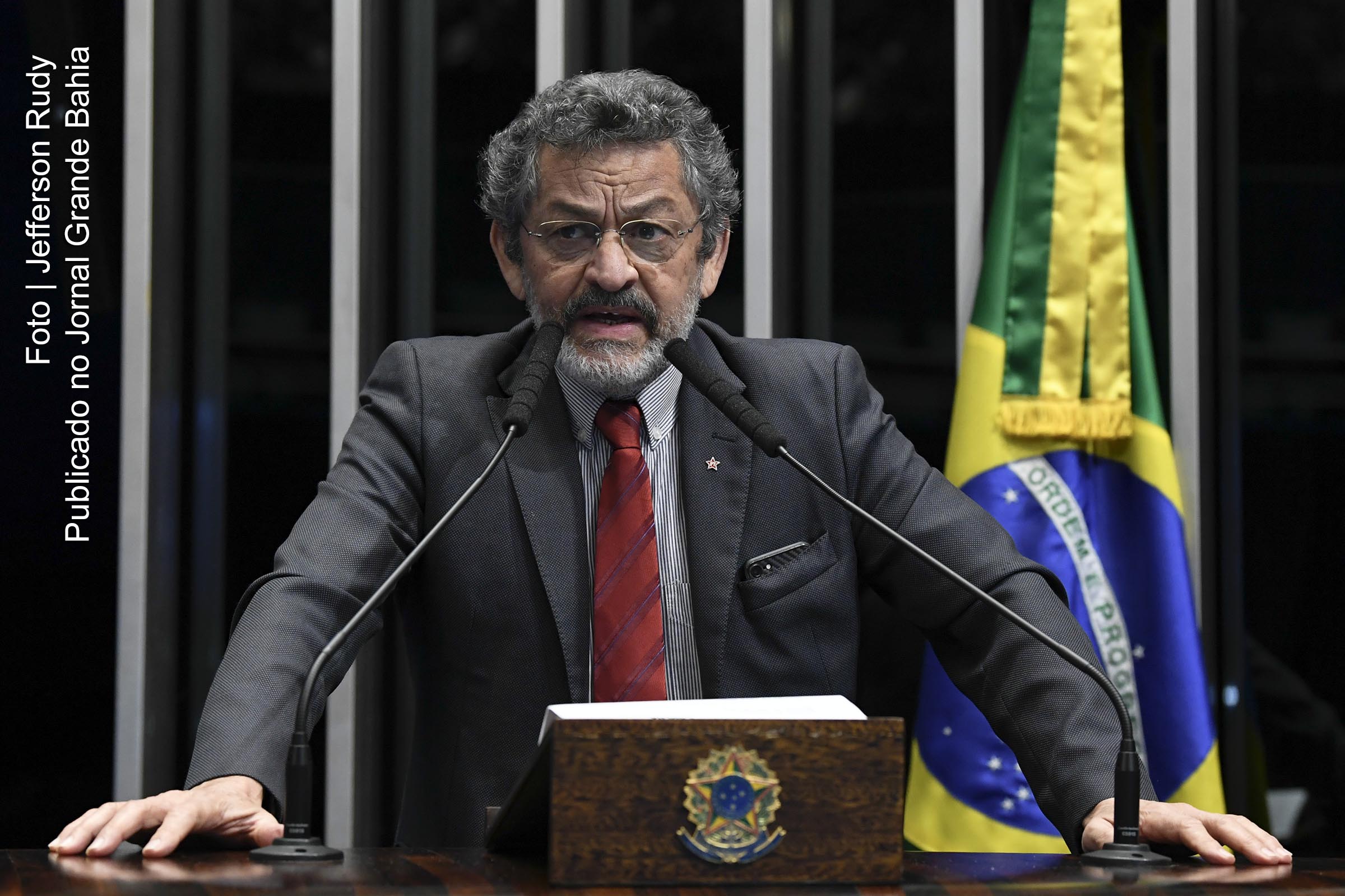 O senador Paulo Rocha aponta que a economia caminha para uma depressão e que o patrimônio nacional, principalmente nas áreas de petróleo, bancos e mineração, está sendo dilapidado pelo governo.