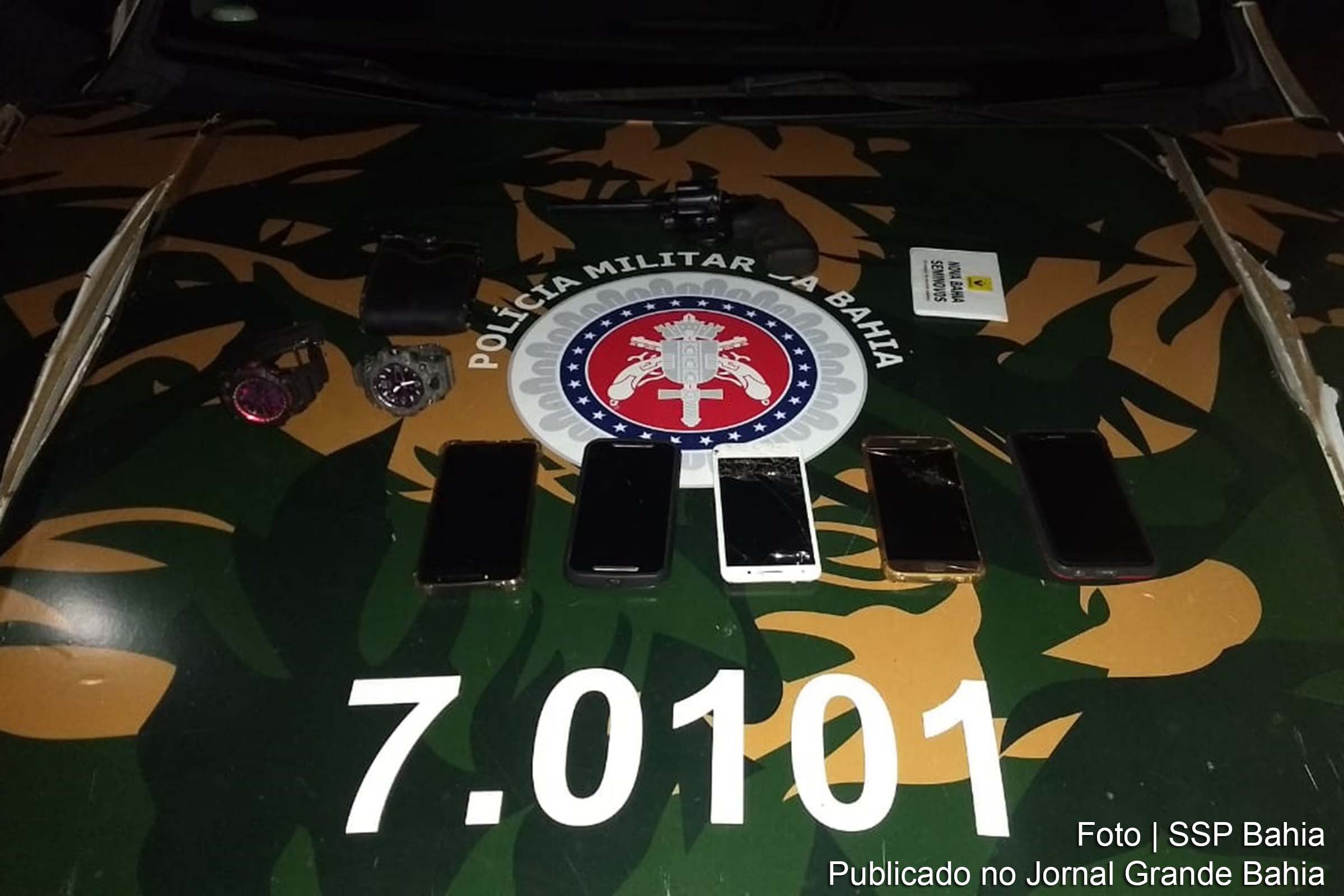 Policiais apreenderam um revólver calibre 38 e cinco celulares.