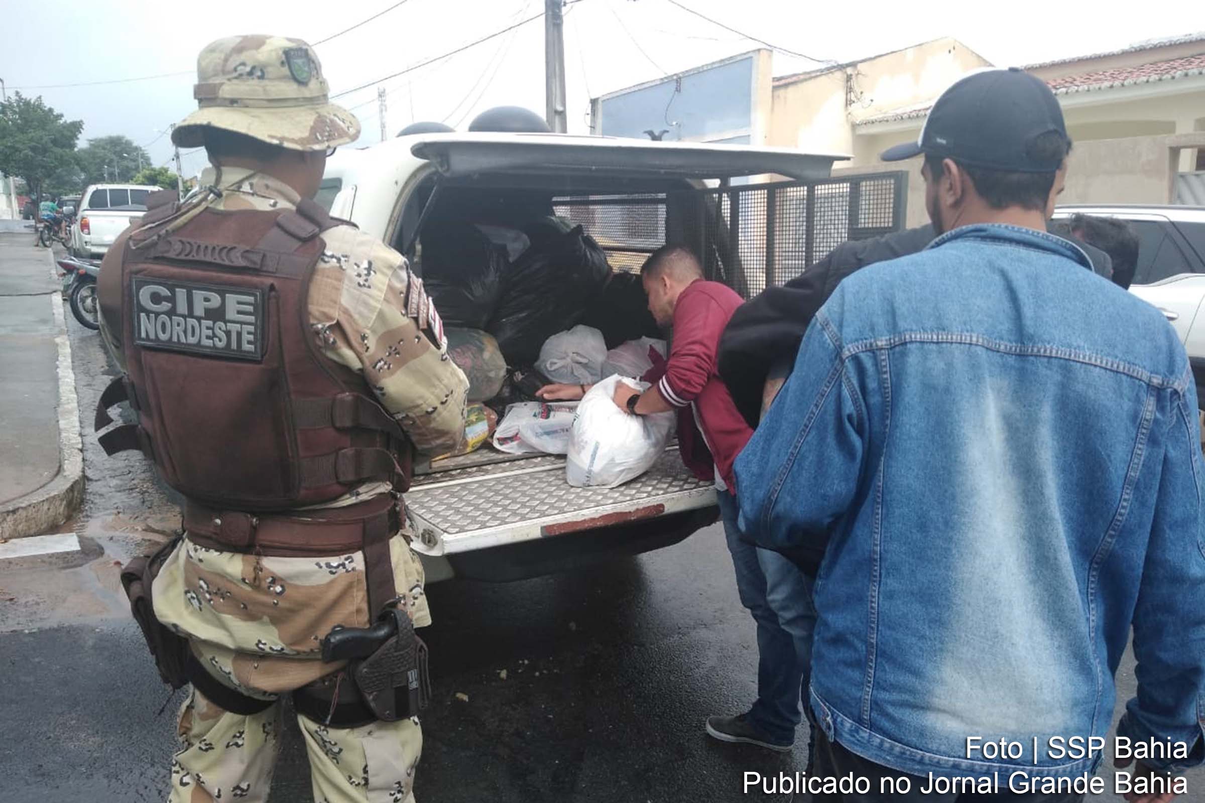 Policiais entregaram roupas, agasalhos e alimentos para os desabrigados, após rompimento da barragem do Quati.