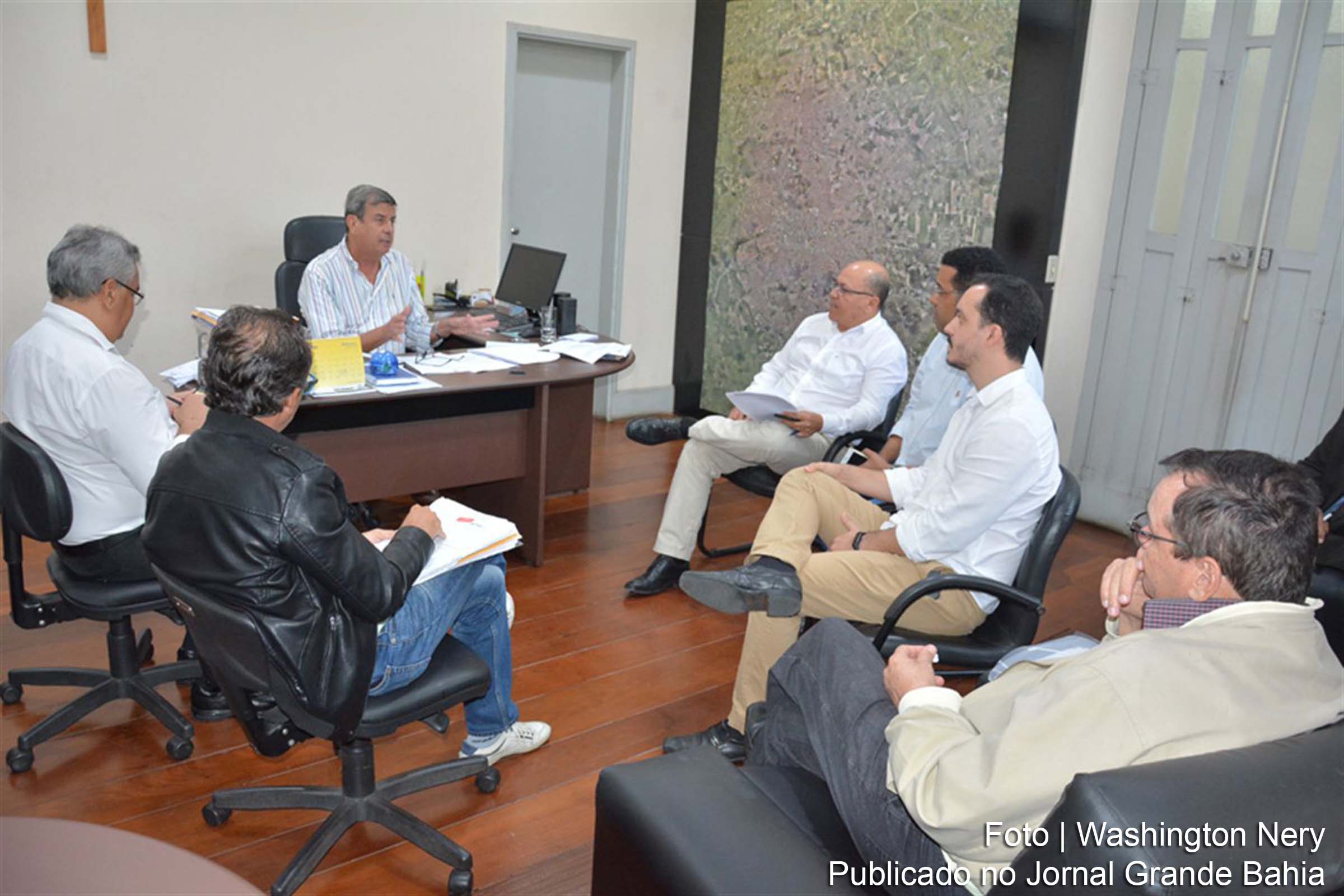 Prefeito Colbert Martins discute sobre formatação do termo de cooperação com o SEBRAE na Sala de Reuniões do Paço Municipal Maria Quitéria.