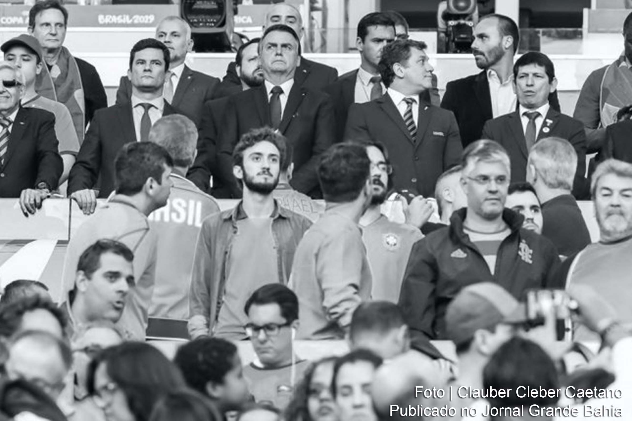 Ao lado do ministro Sérgio Moro, presidente Jair Bolsonaro é vaiado pela torcida que assistia a final COMENBOL 2019.