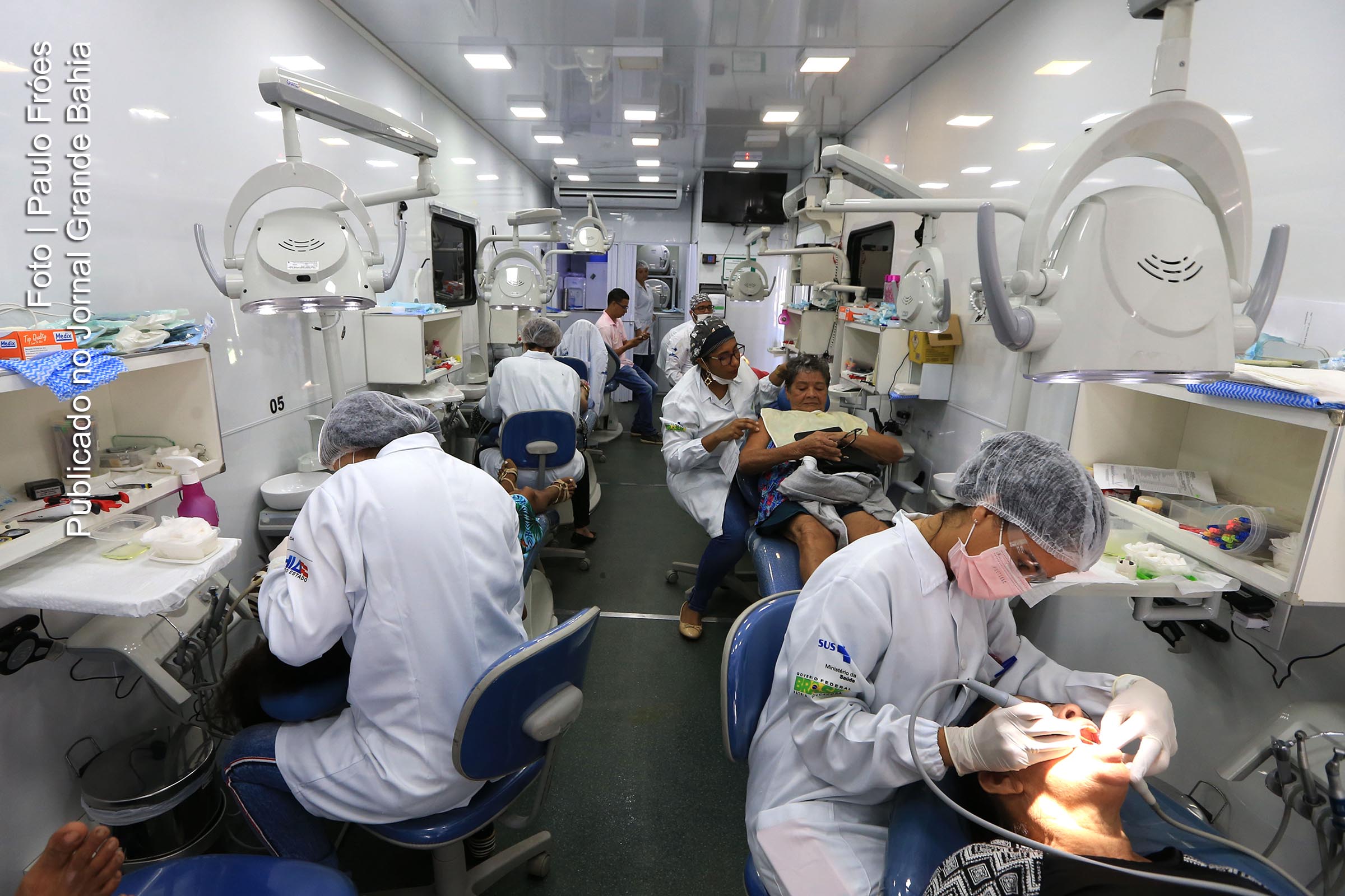 Serviços odontológicos são prestados à população.