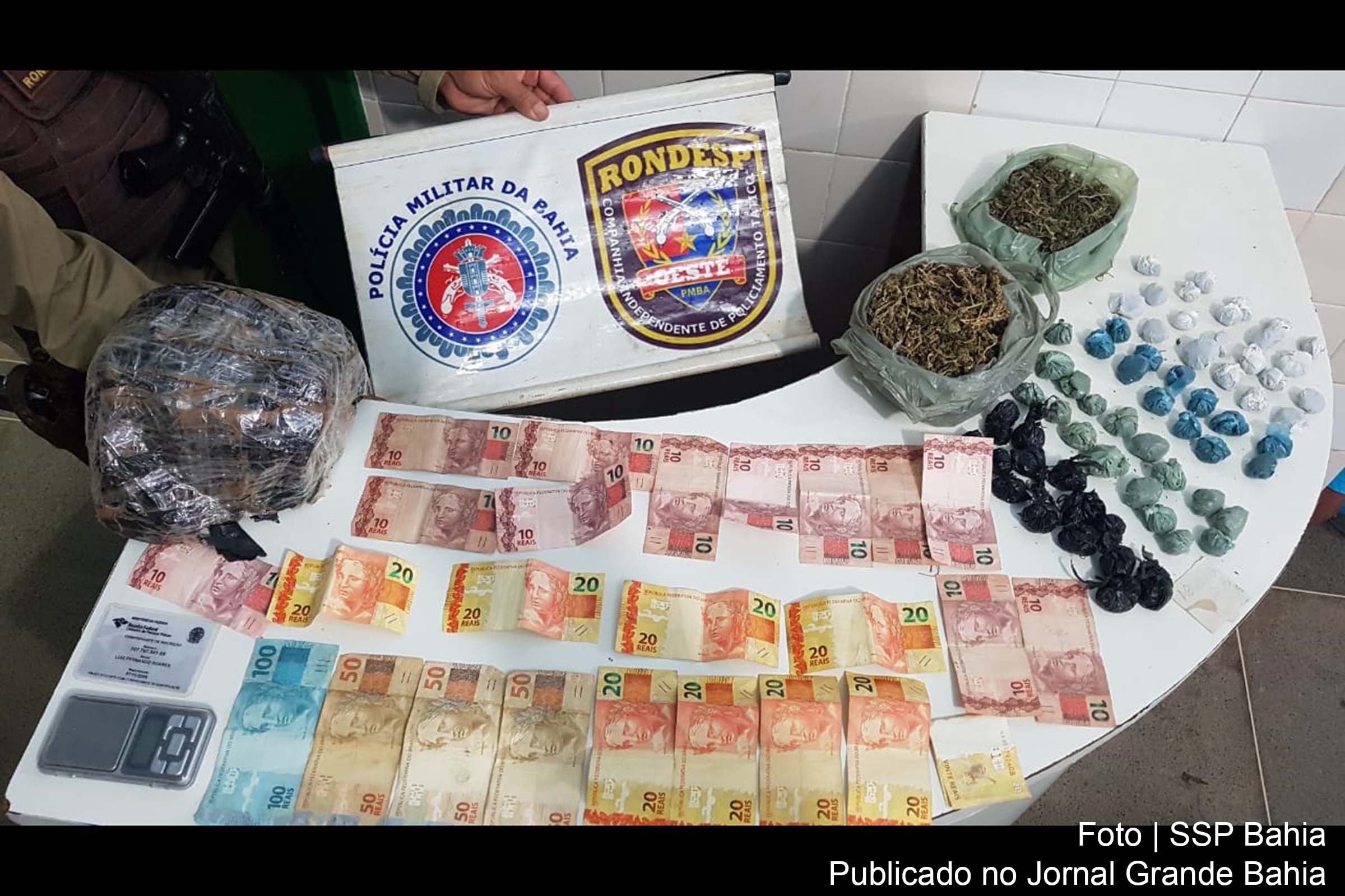 Quantinha em dinheiro, 180 gramas de maconha, 65 trouxinhas de maconha e uma balança foram apreendidas pela Polícia Militar da Bahia.