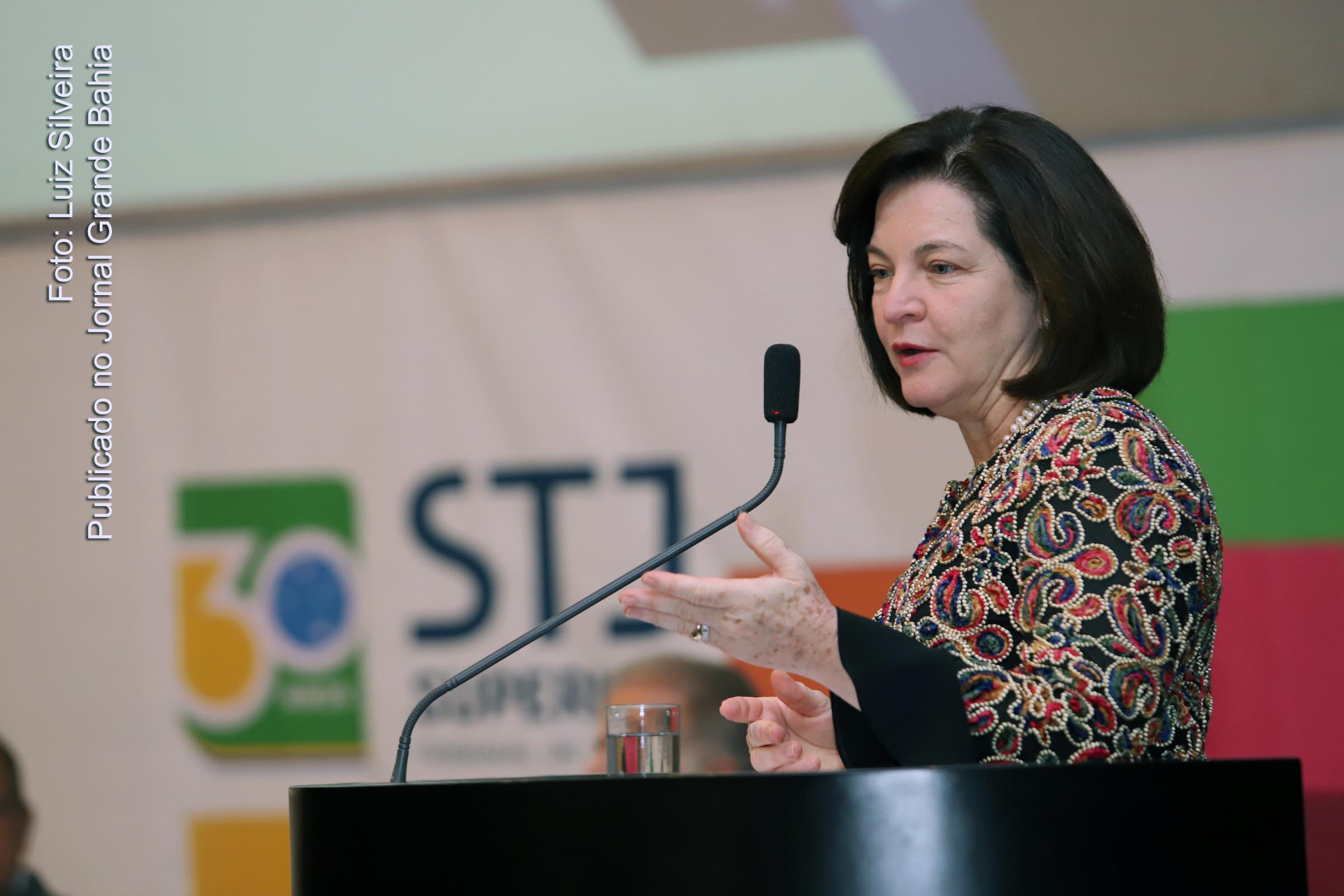 Raquel Dodge, Procuradora-geral da República. Investigação é suspeita porque envolvidos tem influência institucional.