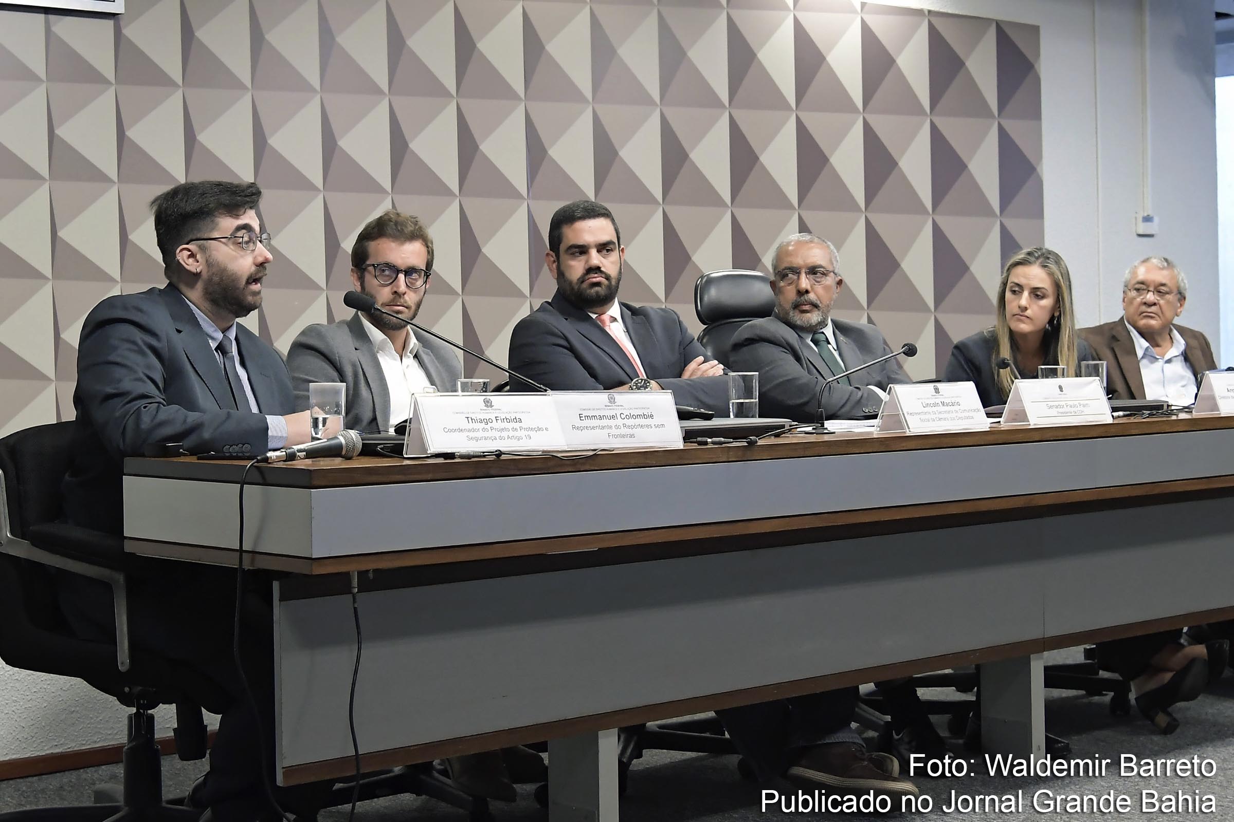 Reunião da Comissão de Direitos Humanos e Legislação Participativa do Senado Federal, ocorreu nesta quinta-feira (04/07/2019). Senador Paulo Paim (C) preside o debate com Antonio Paulo dos Santos (Fenaj), Cristiano Flores (Abert), Angela Brandão (Secom do Senado) e Marina Pita (FNDC).