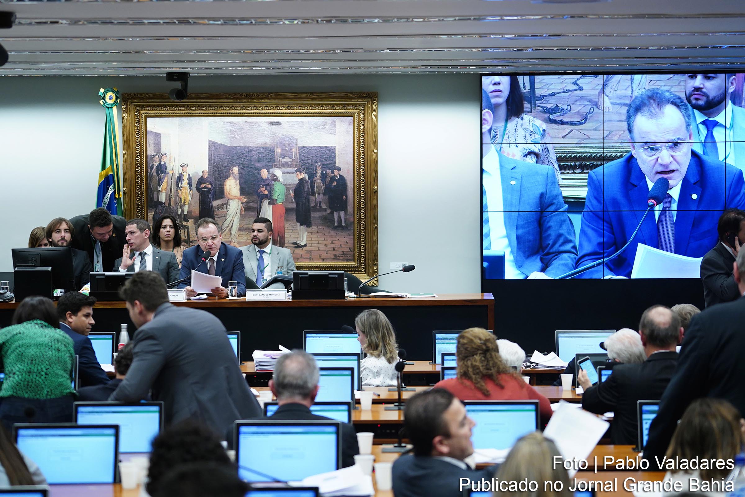 Reunião da Comissão de Desenvolvimento Econômico, Indústria, Comércio e Serviços da Câmara dos Deputados. "Categorias não podem olhar só para os próprios interesses", diz deputado Samuel Miranda relator da proposta. Aprovação ocorreu nesta quinta-feira (04/07/2019).