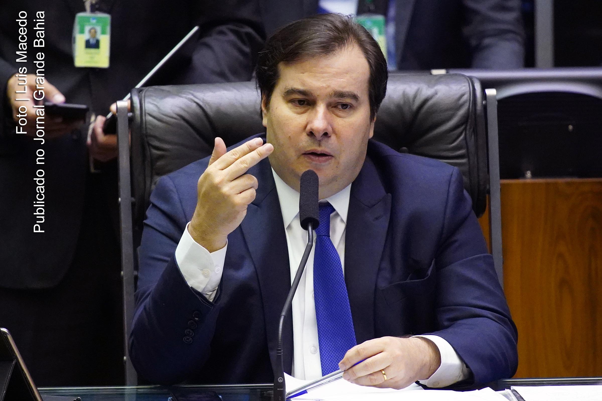 Presidente da Câmara dos Deputados, Rodrigo Maia afirma que Constituição garante sigilo da fonte e compara vazamentos cometidos por hackers e por agentes públicos: "Os dois estão cometendo atos ilícitos".
