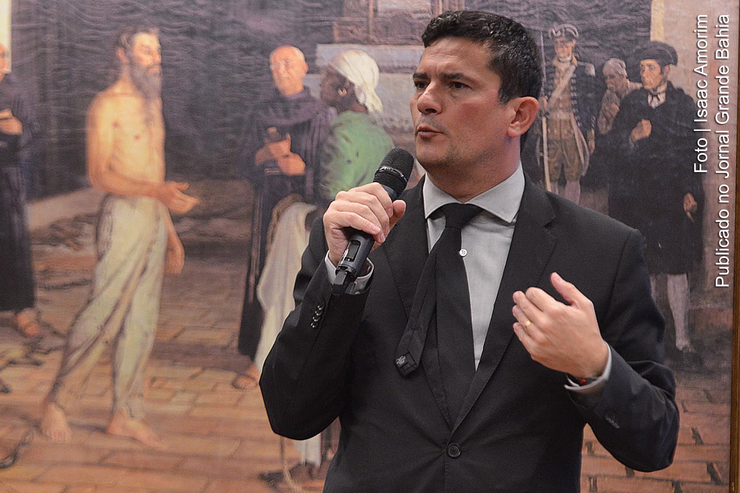 Sérgio Moro, ministro da Justiça e Segurança Pública do Governo Bolsonaro, é investigado por violações aos direitos civis.