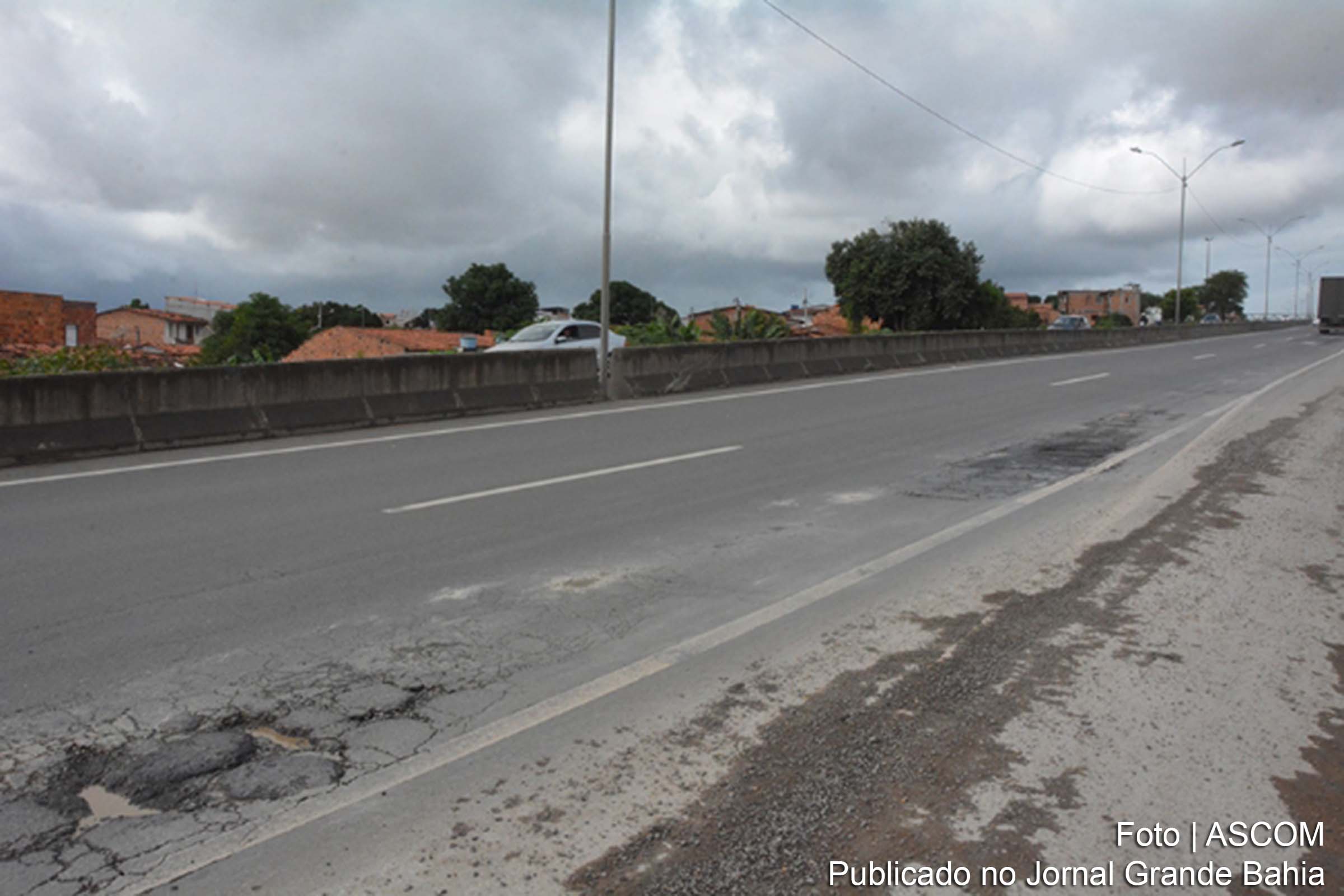 Avenida Eduardo Froes da Motta encontra-se com grande quantidade de buracos, nas proximidades do Complexo de Viadutos Deputado Miraldo Gomes, em Feira de Santana.
