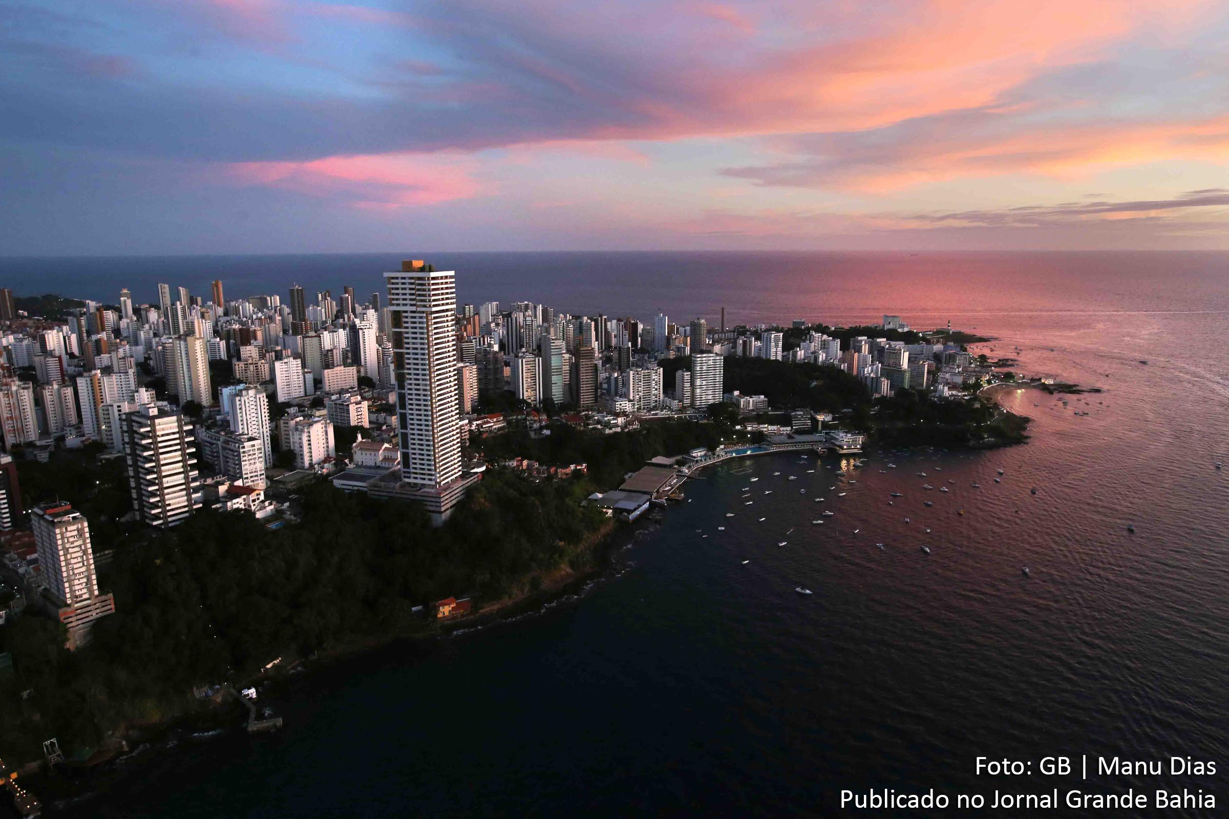 Vista aérea da região do Farol da Barra em Salvador.