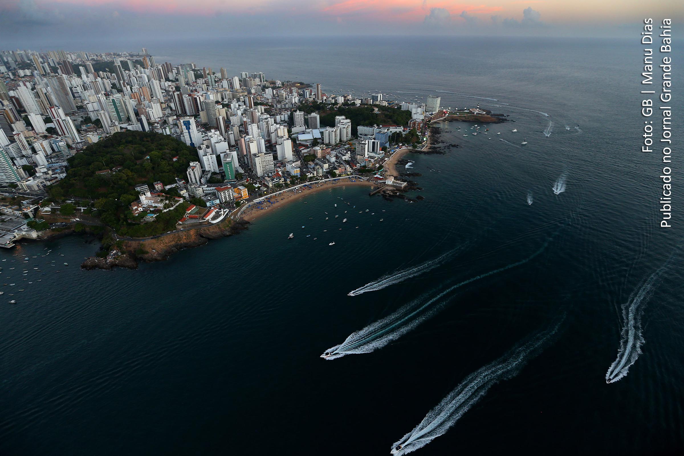 Vista aérea da região do Farol da Barra em Salvador.