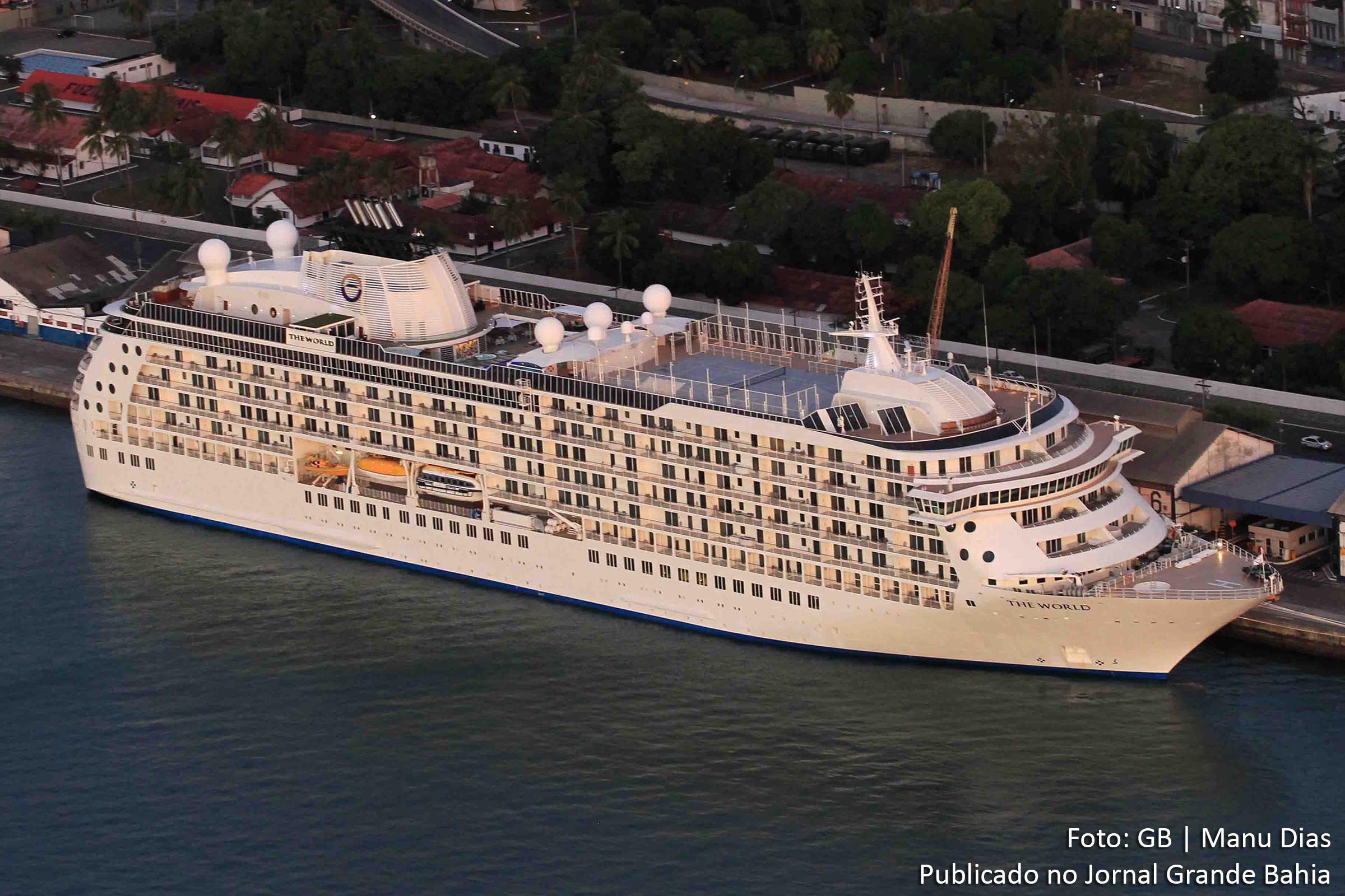 Vista aérea de navio transatlântico ancorado no porto de Salvador.