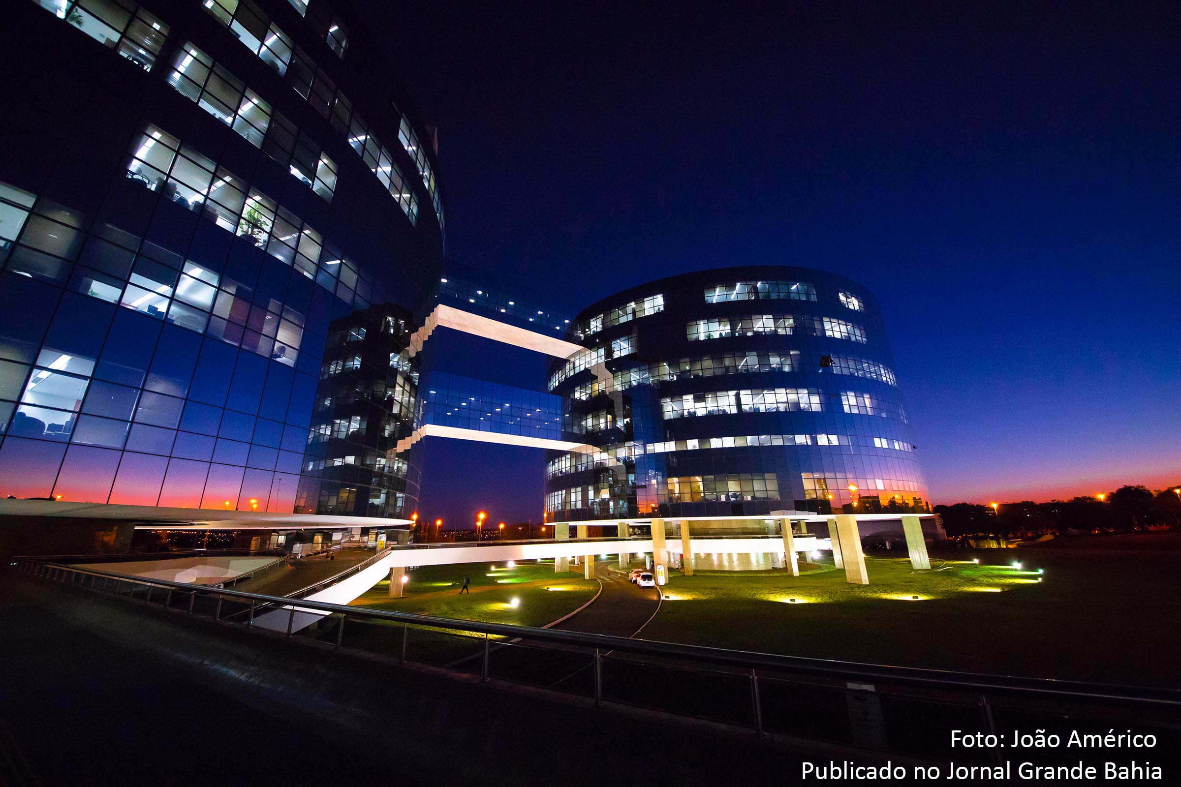 Vista noturna da sede da Procuradoria-Geral da República (PGR), em Brasília.