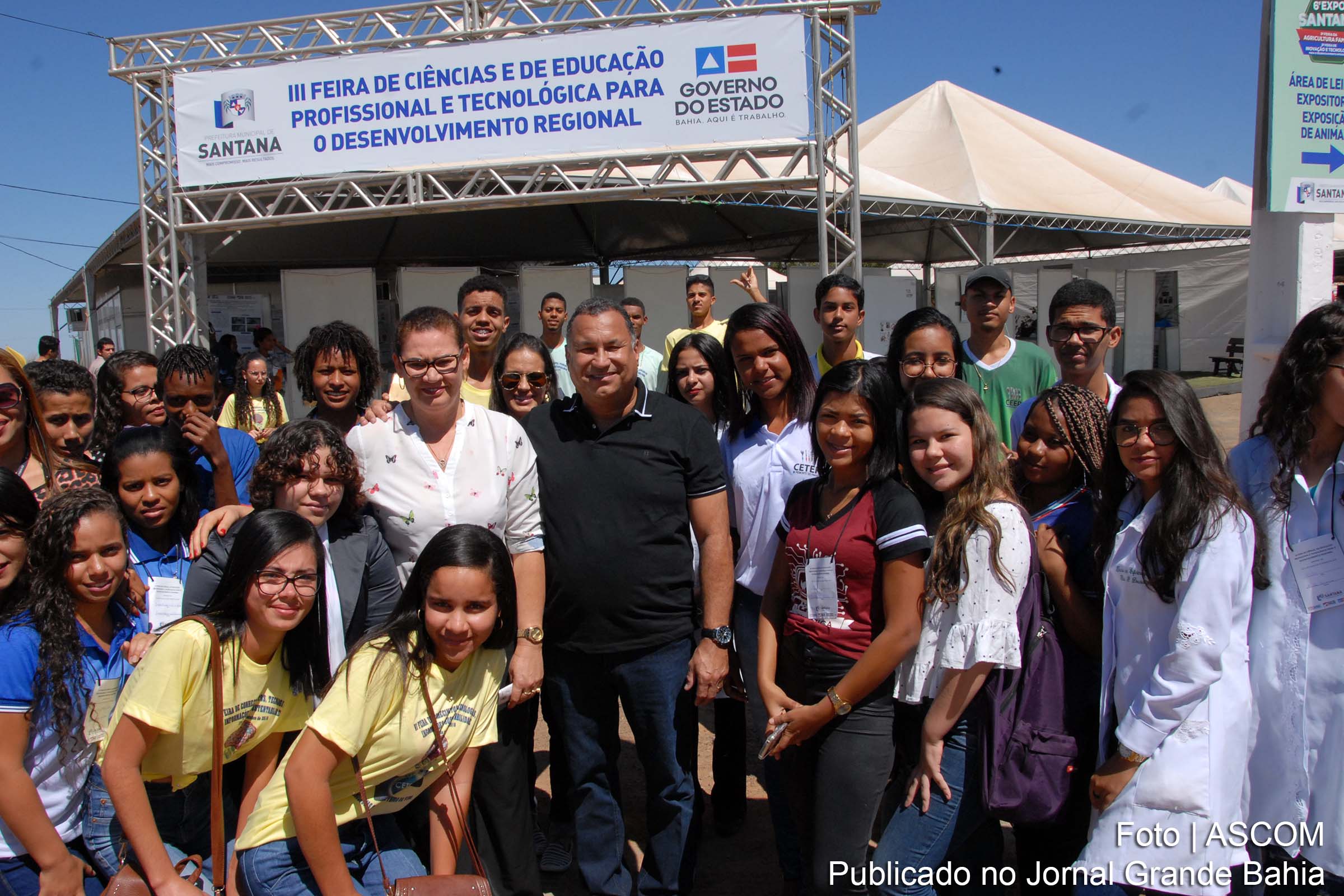 Prefeito Marcos Aurélio dos Santos Cardoso ao lado de estudantes que participaram da 6ª Expo Santana.
