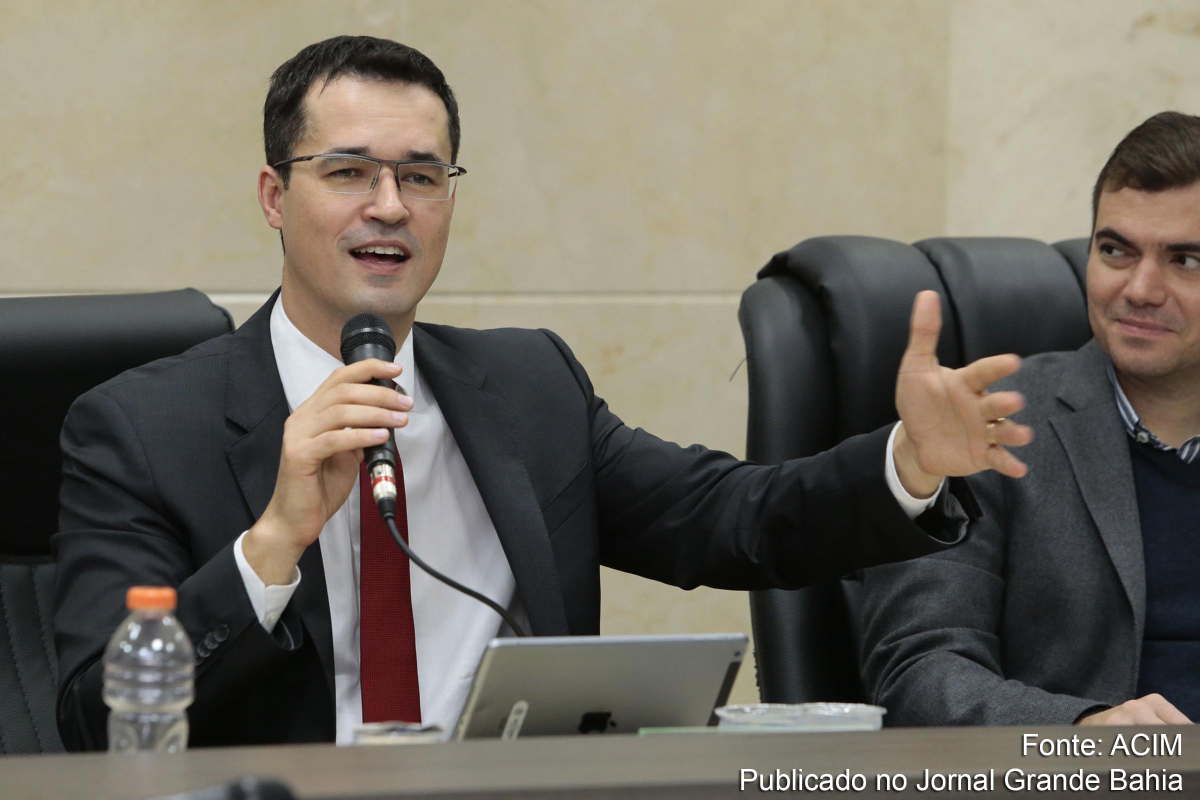 Deltan Dallagnol, procurador da República e chefe da força-tarefa do Caso Lava Jato, é acusado de conluio com o então juiz Sérgio Moro, de usar a função pública para enriquecimento indevido e de tentar desviar recursos públicos com a criação da Fundação Lava Jato.
