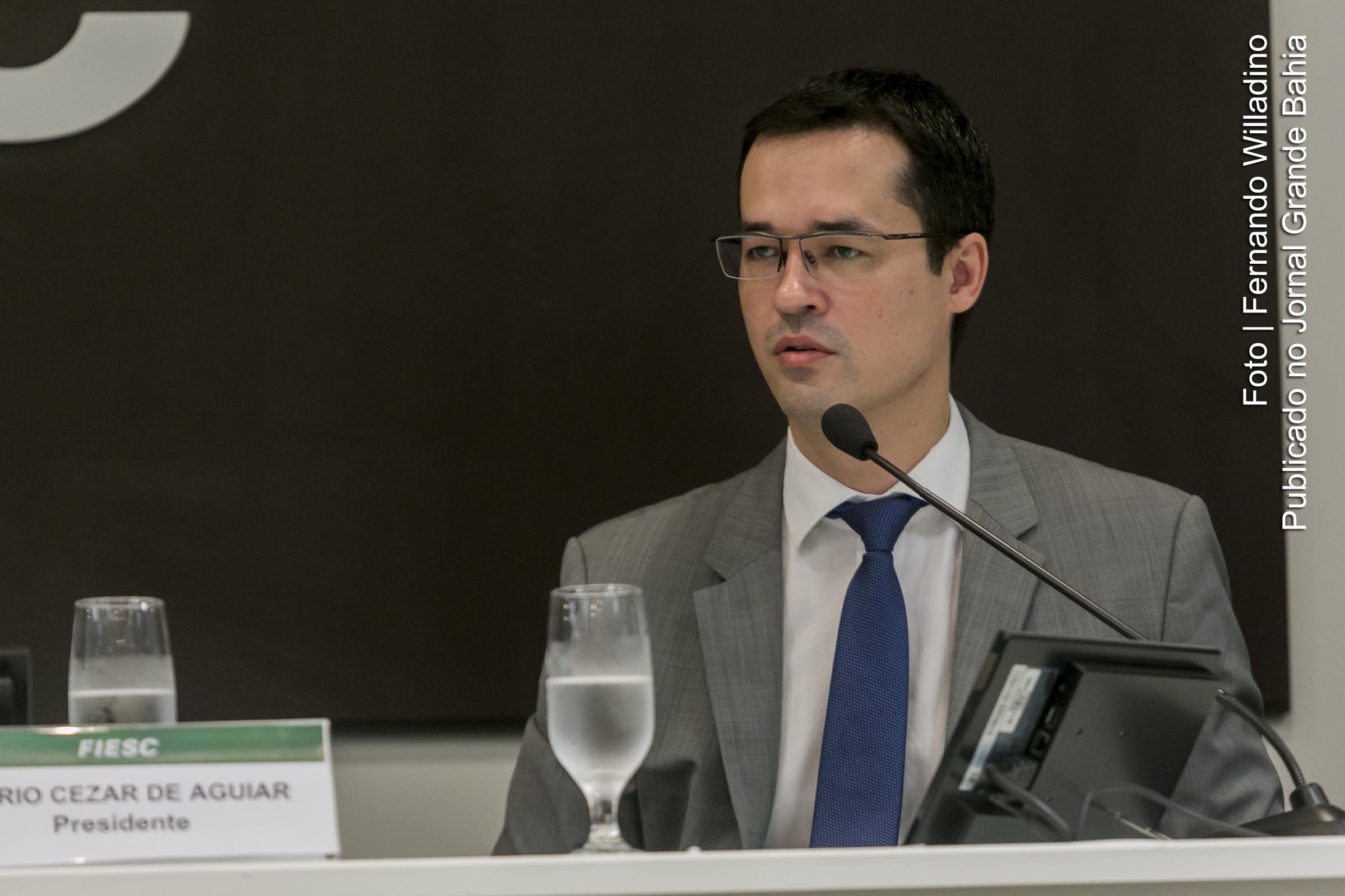 Deltan Dallagnol, procurador da República e chefe da força-tarefa do Caso Lava Jato, é acusado de conluio com o então juiz Sérgio Moro, de usar a função pública para enriquecimento indevido e de tentar desviar recursos públicos com a criação da Fundação Lava Jato.