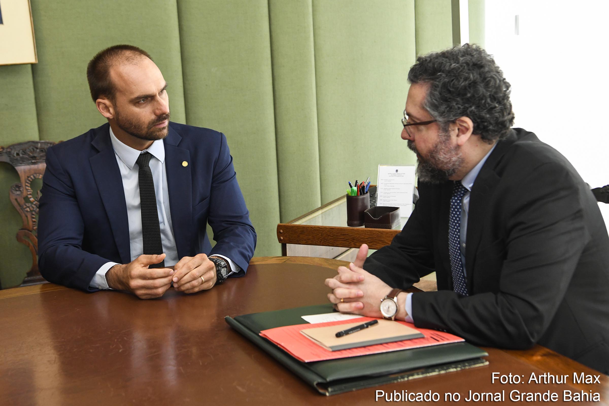 Deputado Federal Eduardo Bolsonaro e Ernesto Araújo, Ministro das Relações Exteriores do Governo Bolsonaro. Assuntos de Estado se misturam com interesse de familiares do presidente Jair Bolsonaro.