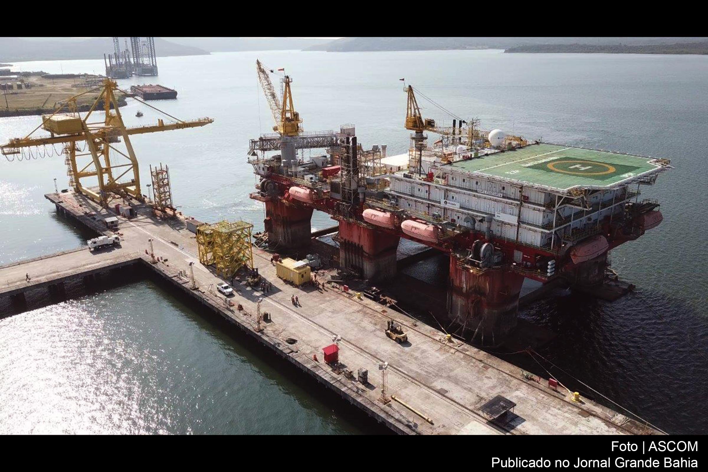 Vista aérea da embarcação Unidade de Manutenção e Segurança (UMS) Safe Concordia, de propriedade do grupo norueguês Prosafe, fundeada no Estaleiro Enseada Naval, em Maragogipe.