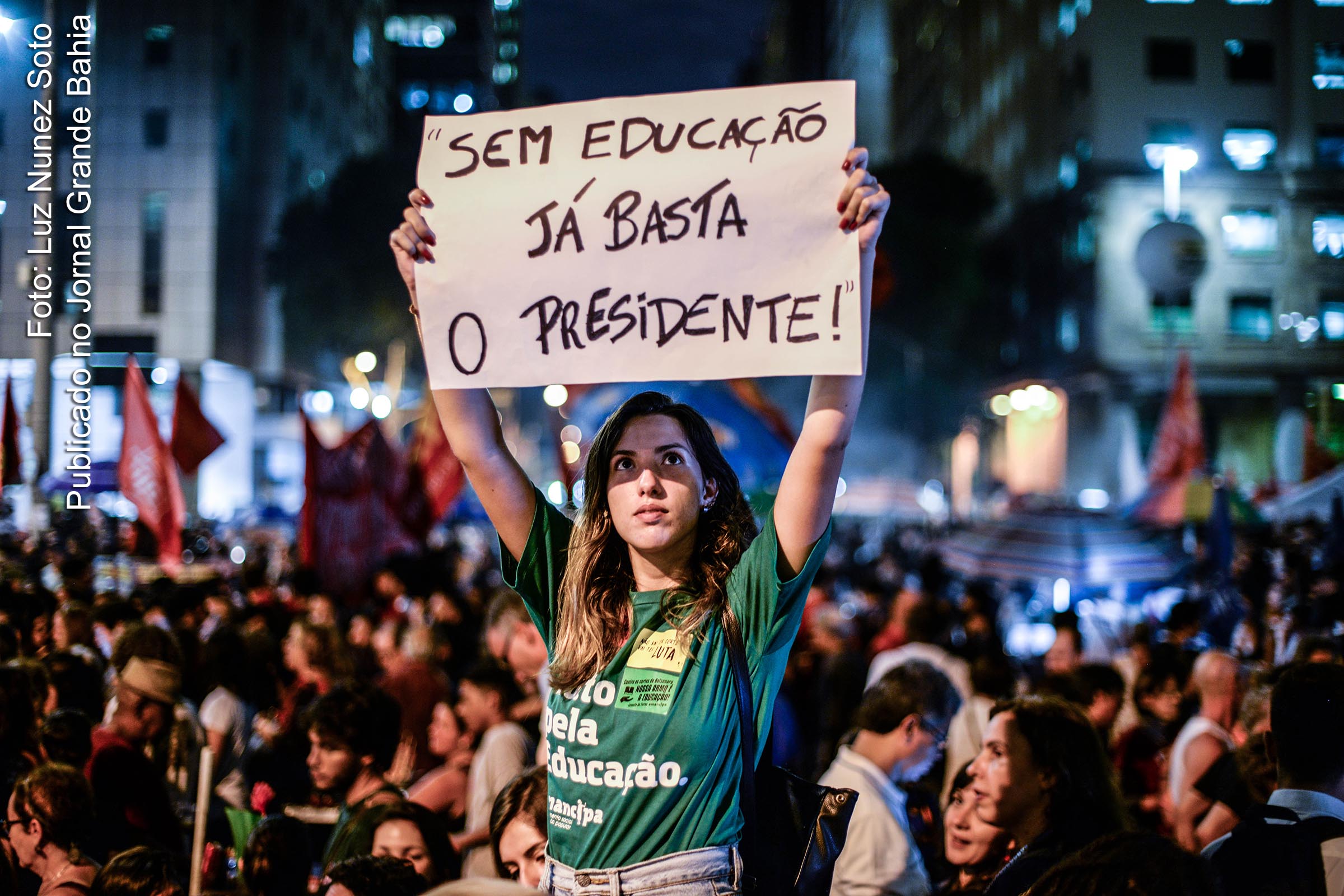 Estudante protesta contra cortes da educação promovidos pelo presidente Jair Bolsonaro.