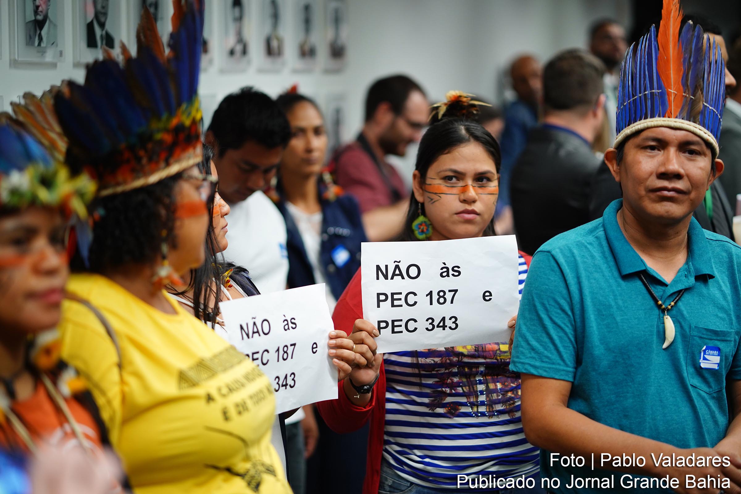 Indígenas protestam contra as PECs na CCJ, durante audiência pública ocorrida nesta quarta-feira (21/08/2019).
