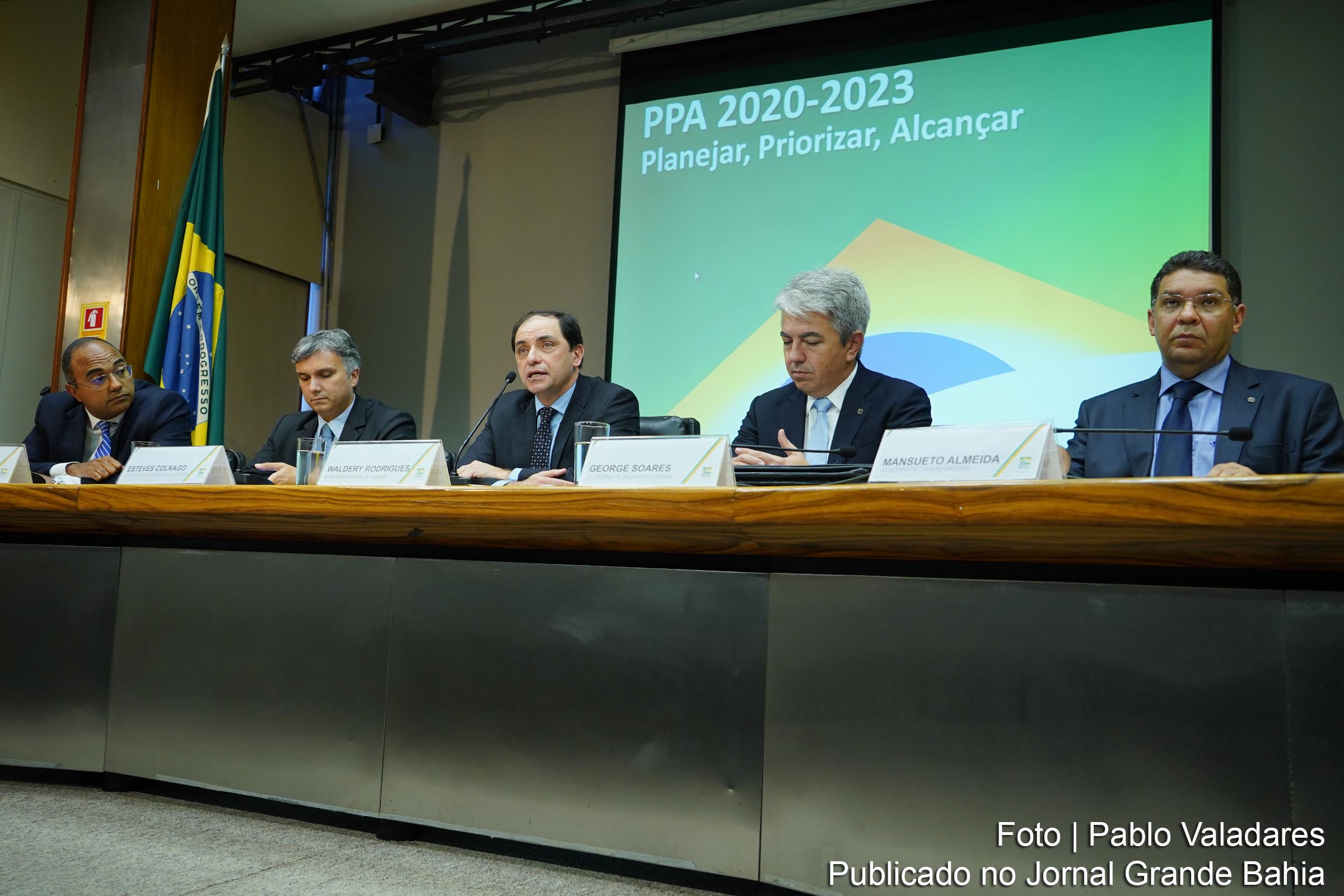 Desastre econômico: Proposta de Orçamento do Governo Bolsonaro prevê salário mínimo de R$ 1.039; Mesmo liquidando patrimônio público, em 2020 dívida será aumentada em R$ 367 bilhões