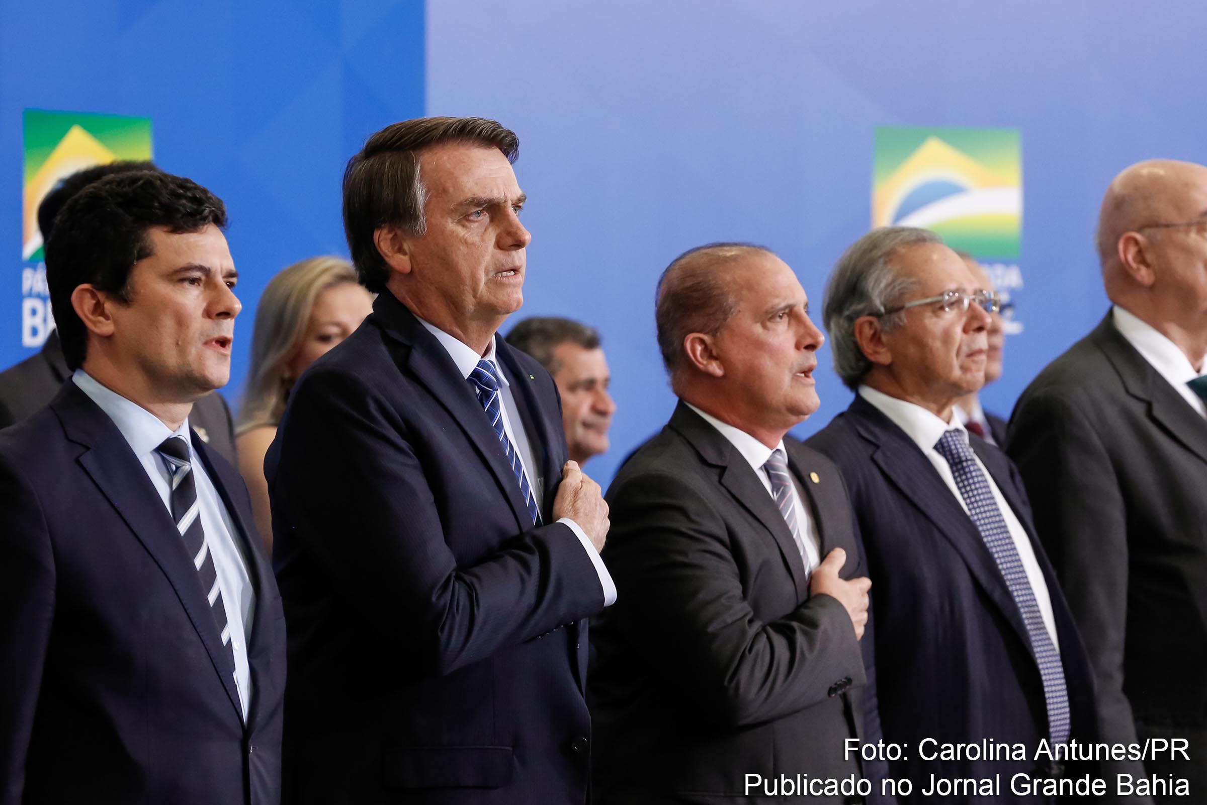 Jair Bolsonaro, presidente de extrema-direita adota política econômica recessiva.