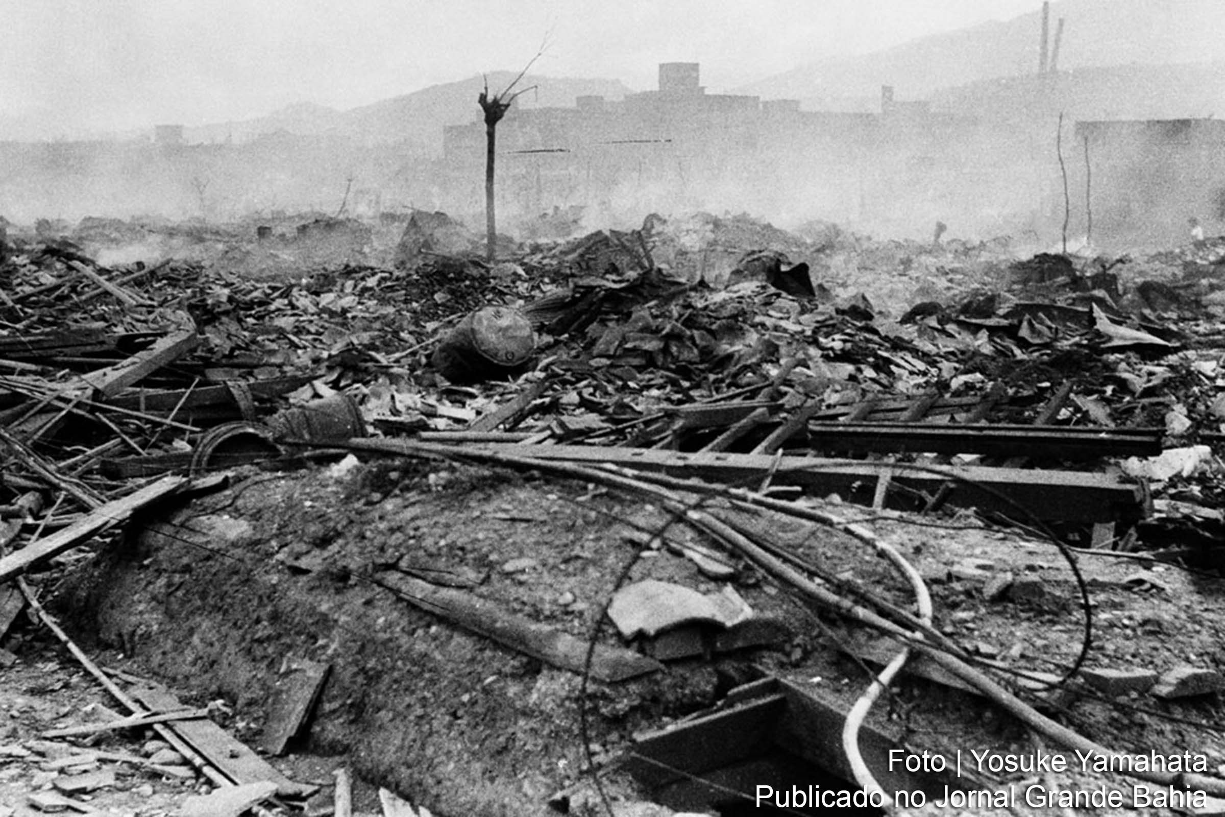 Escombros da cidade Hiroshima, após ser atingida por boba atômica de avião militar dos EUA.