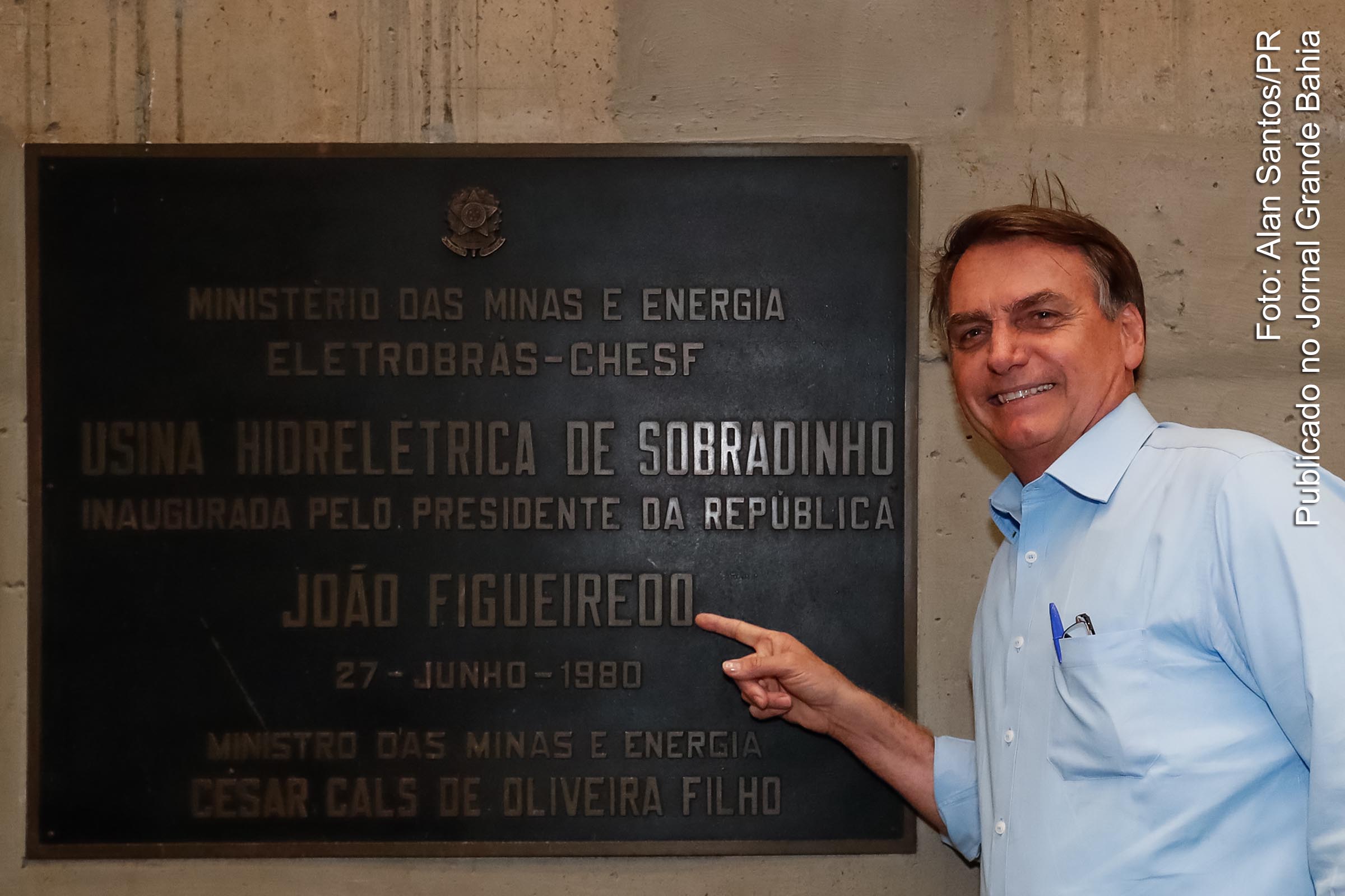 Presidente Jairo Bolsonaro promove apologia à Ditadura Civil-Militar de 1964, apontado para placa inaugural com o nome do ditador João Baptista de Oliveira Figueiredo, durante evento em Paulo Afonso, em 05 de agosto de 2019.