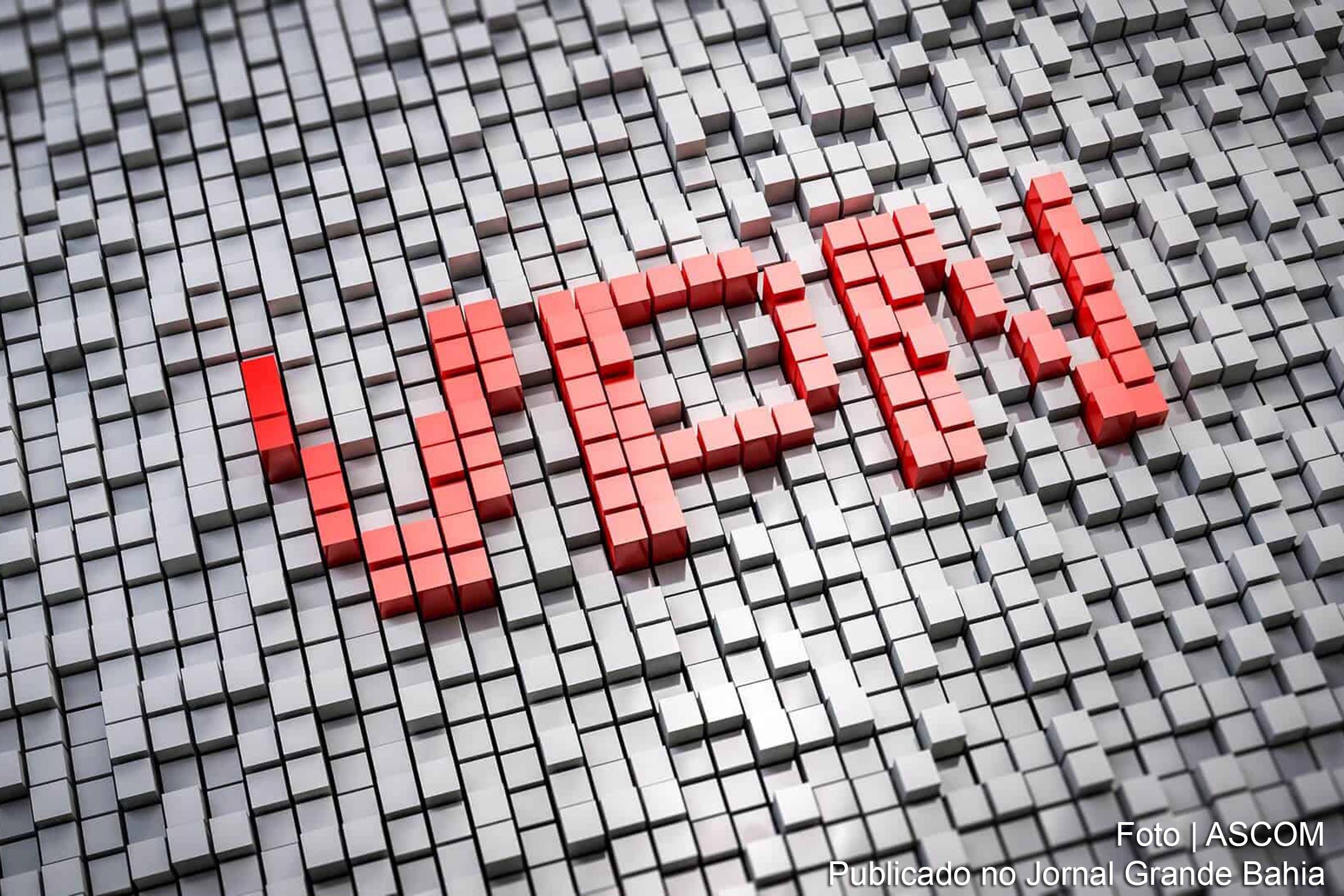 Rede Privada Virtual, em inglês Virtual Private Network (VPN), é uma rede de comunicações privada construída sobre uma rede de comunicações pública (como por exemplo, a Internet), que objetiva aumentar o nível de segurança dos dados.