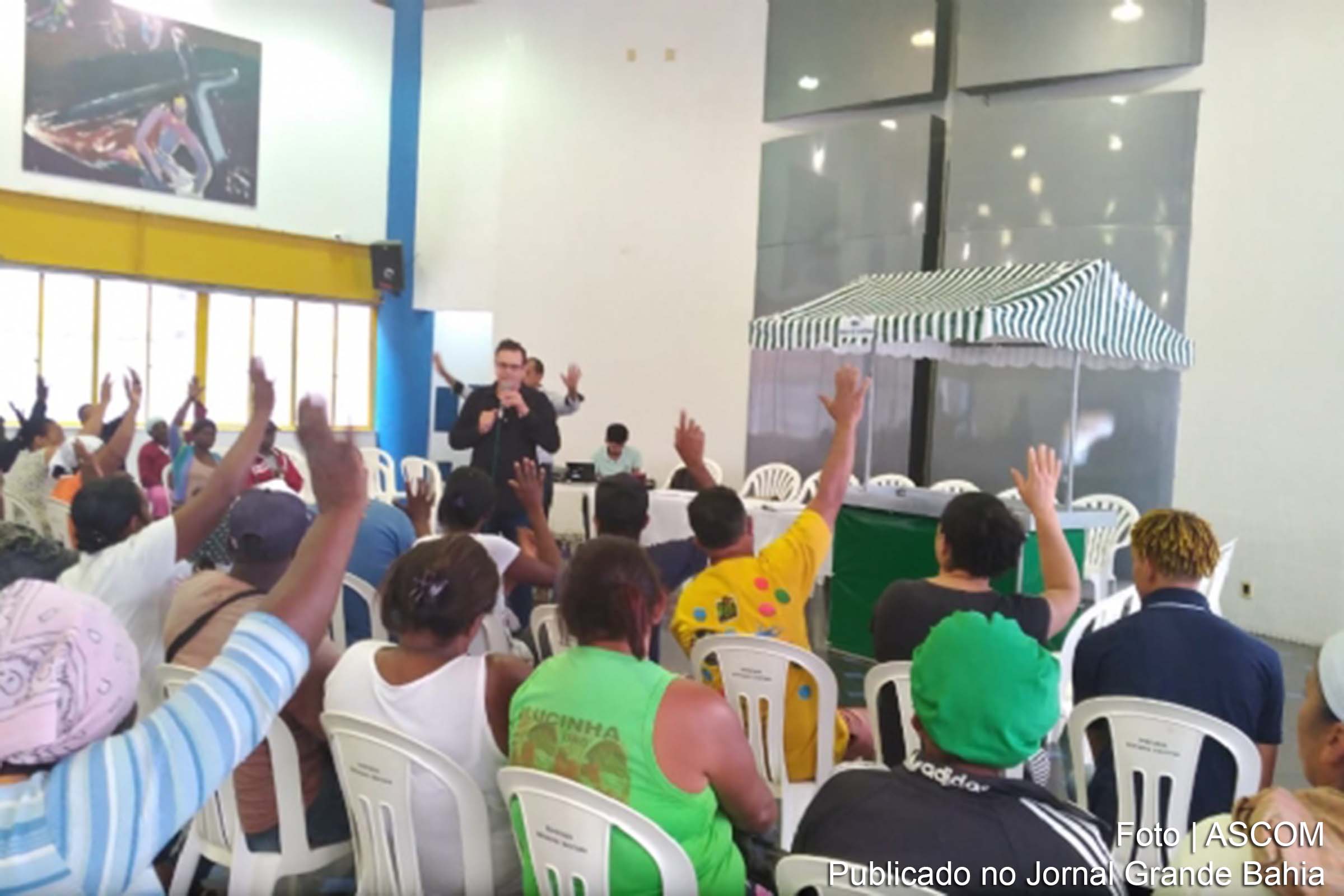 Feirantes da Rua Marechal Deodoro e secretário Borges Júnior durante reunião que discutiu processo de reordenamento do Centro da cidade.