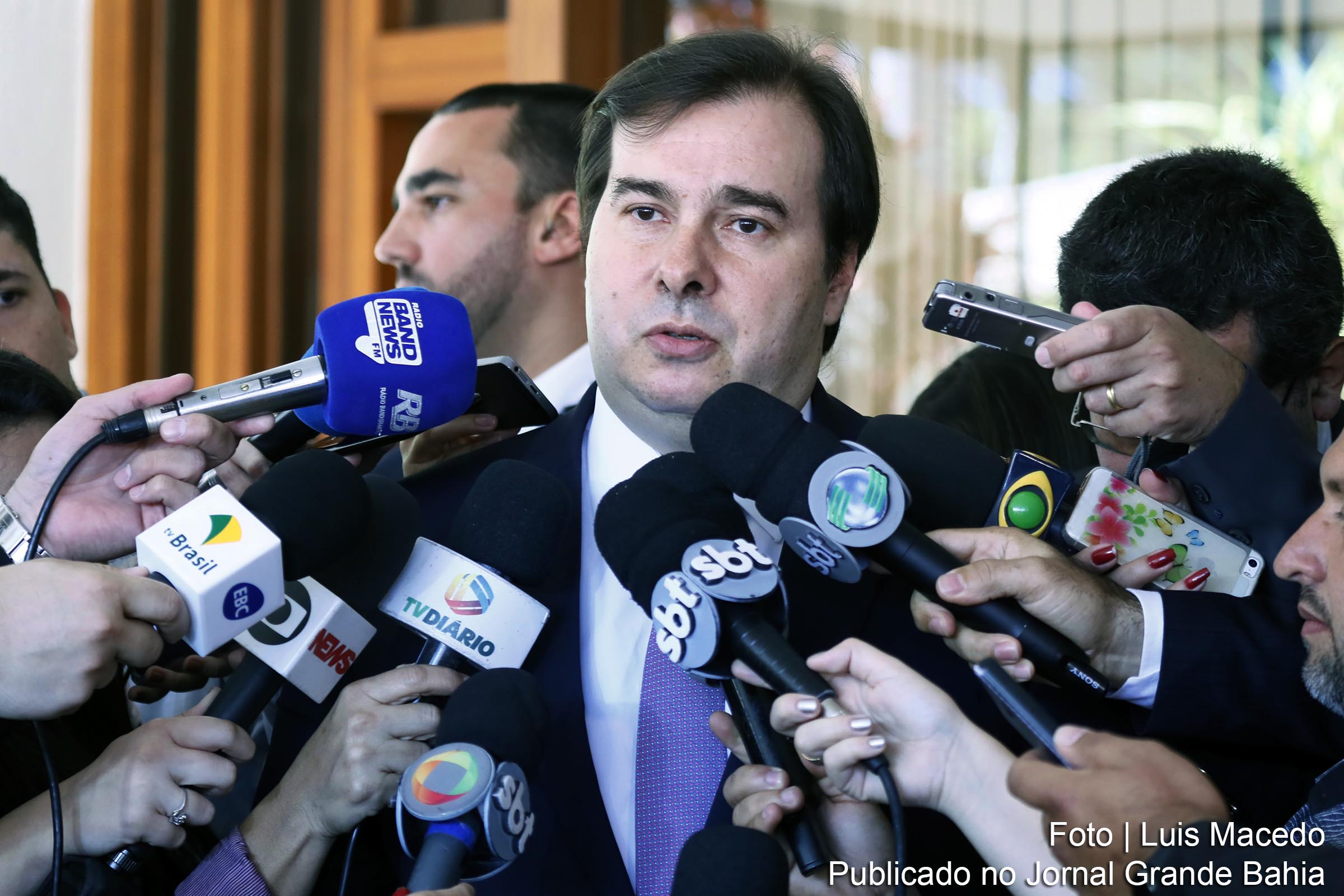 Rodrigo Maia: retirar receita dos jornais da noite para o dia não parece a melhor decisão.