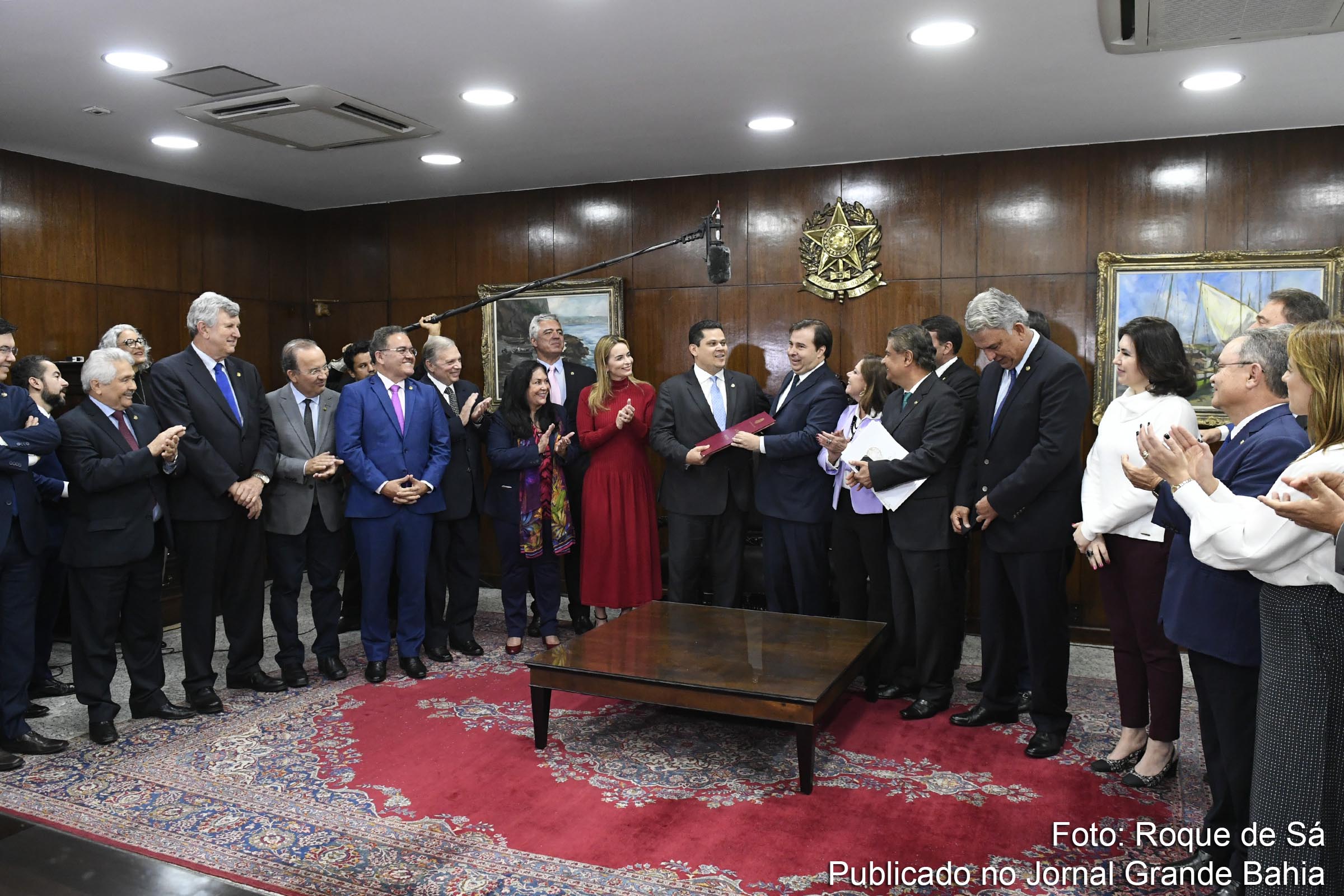 Senador Davi Alcolumbre recebe texto da Reforma da Previdência do deputado Rodrigo Maia.