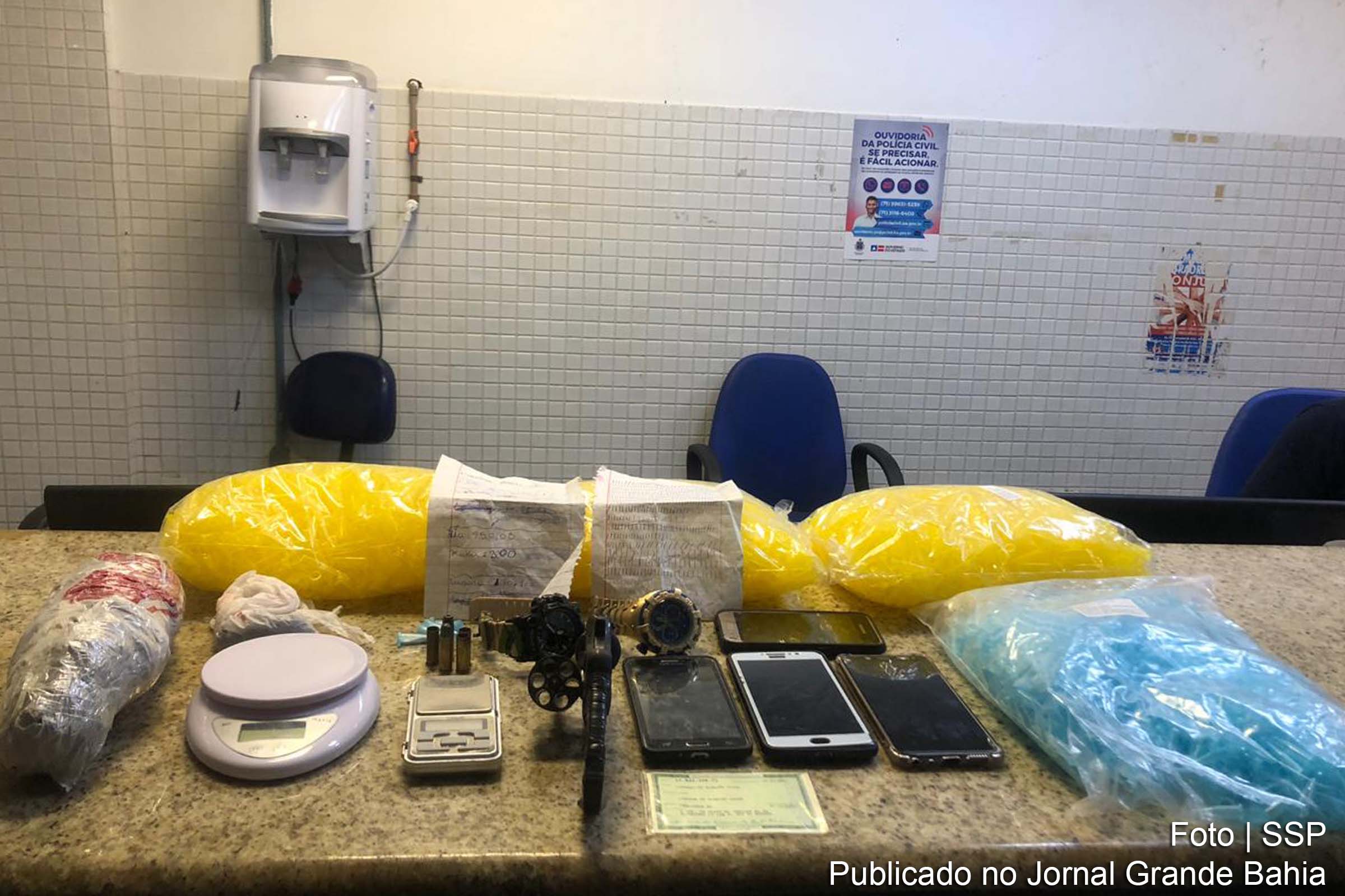 Policiais apreenderam um revólver calibre 38, pinos para embalar cocaína, balança, certa quantidade de droga, três celulares, relógios e anotações referentes ao comércio de drogas foram.