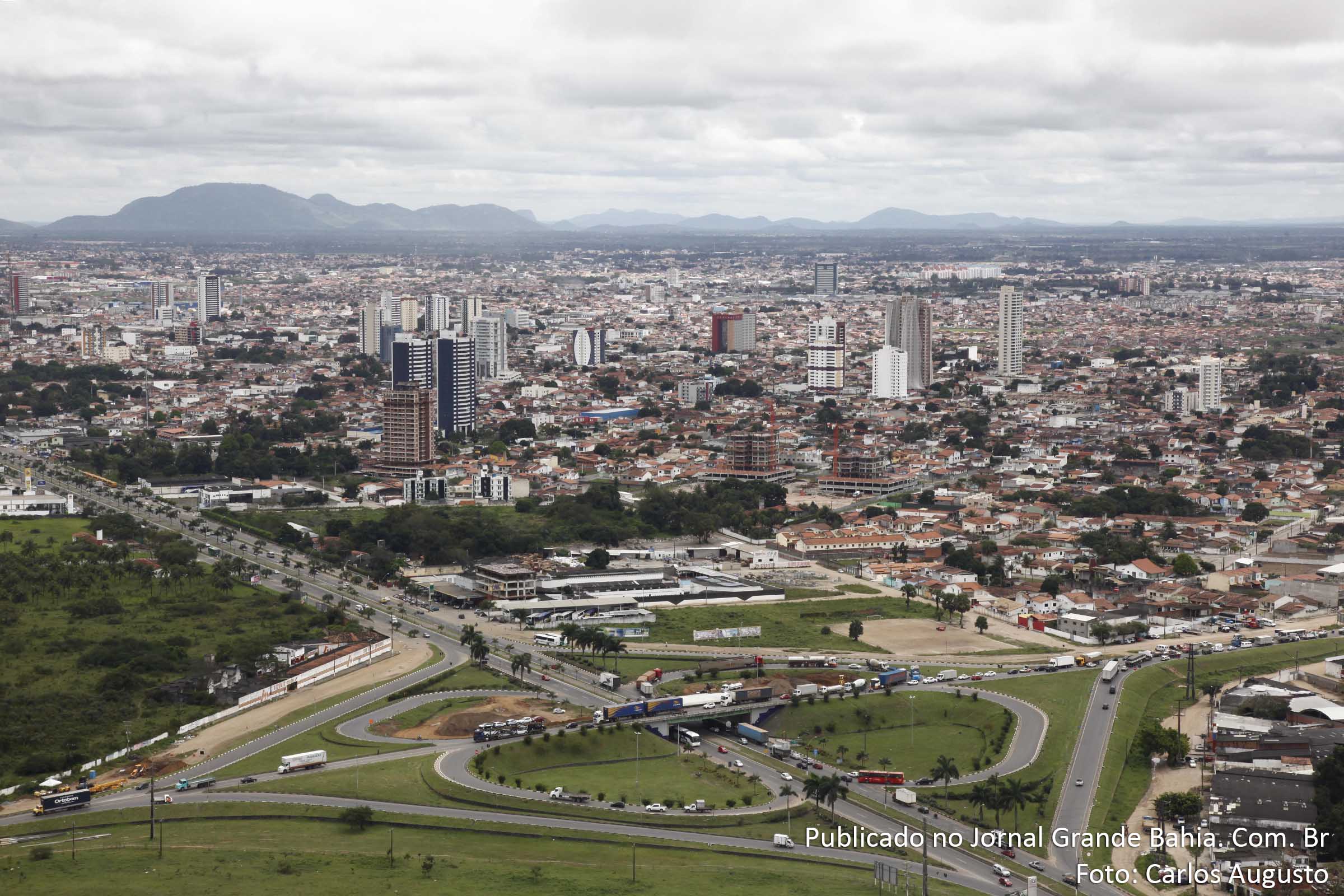 Vista aérea de Feira de Santana, trecho do viaduto da BR 324 com Anel de Contorno.