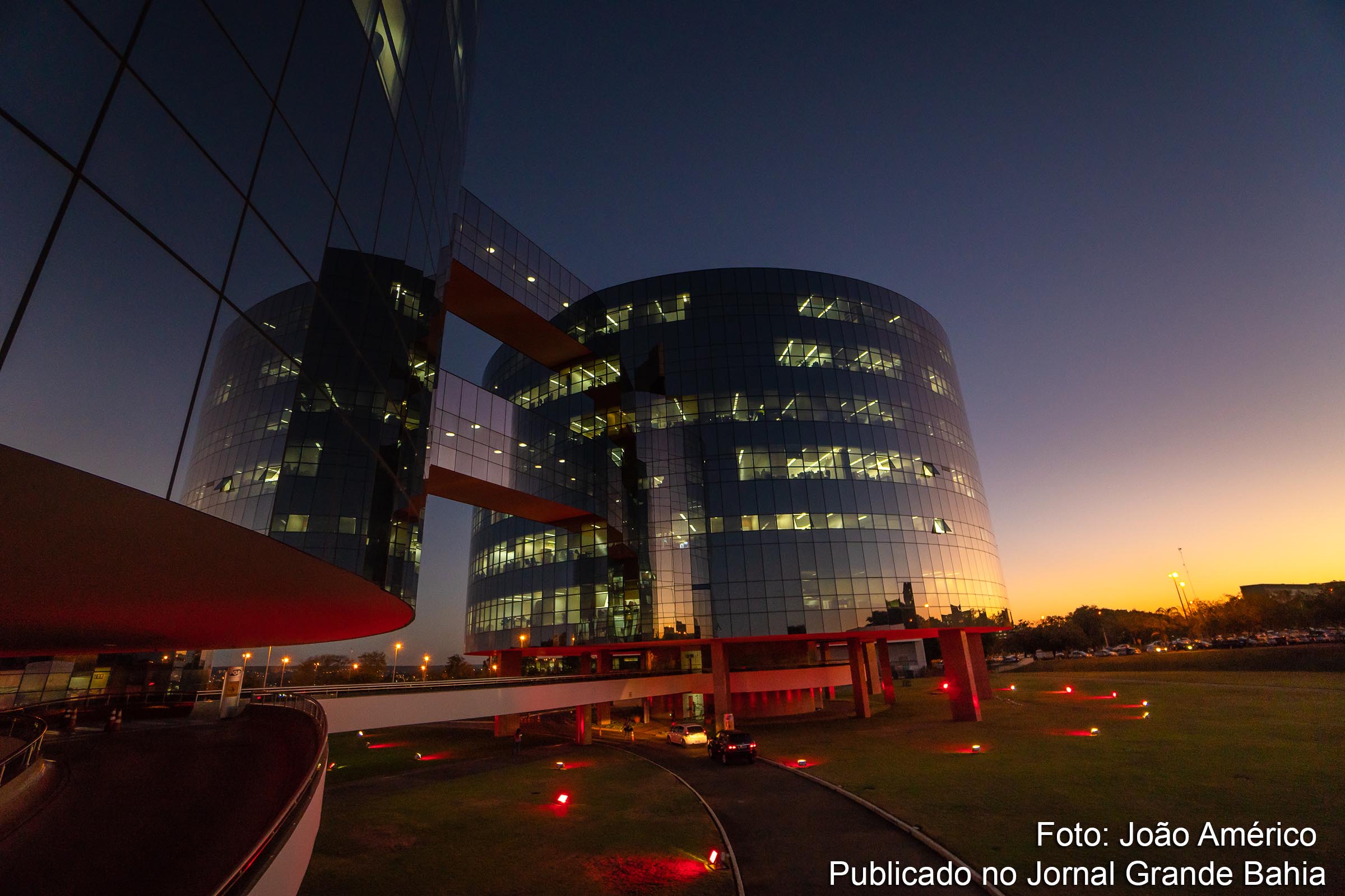Vista noturna da sede da Procuradoria-Geral da República (PGR), em Brasília. órgão foi clivado pela corrupção protagonizada por procuradores da República envolvidos no Caso Lava Jato.